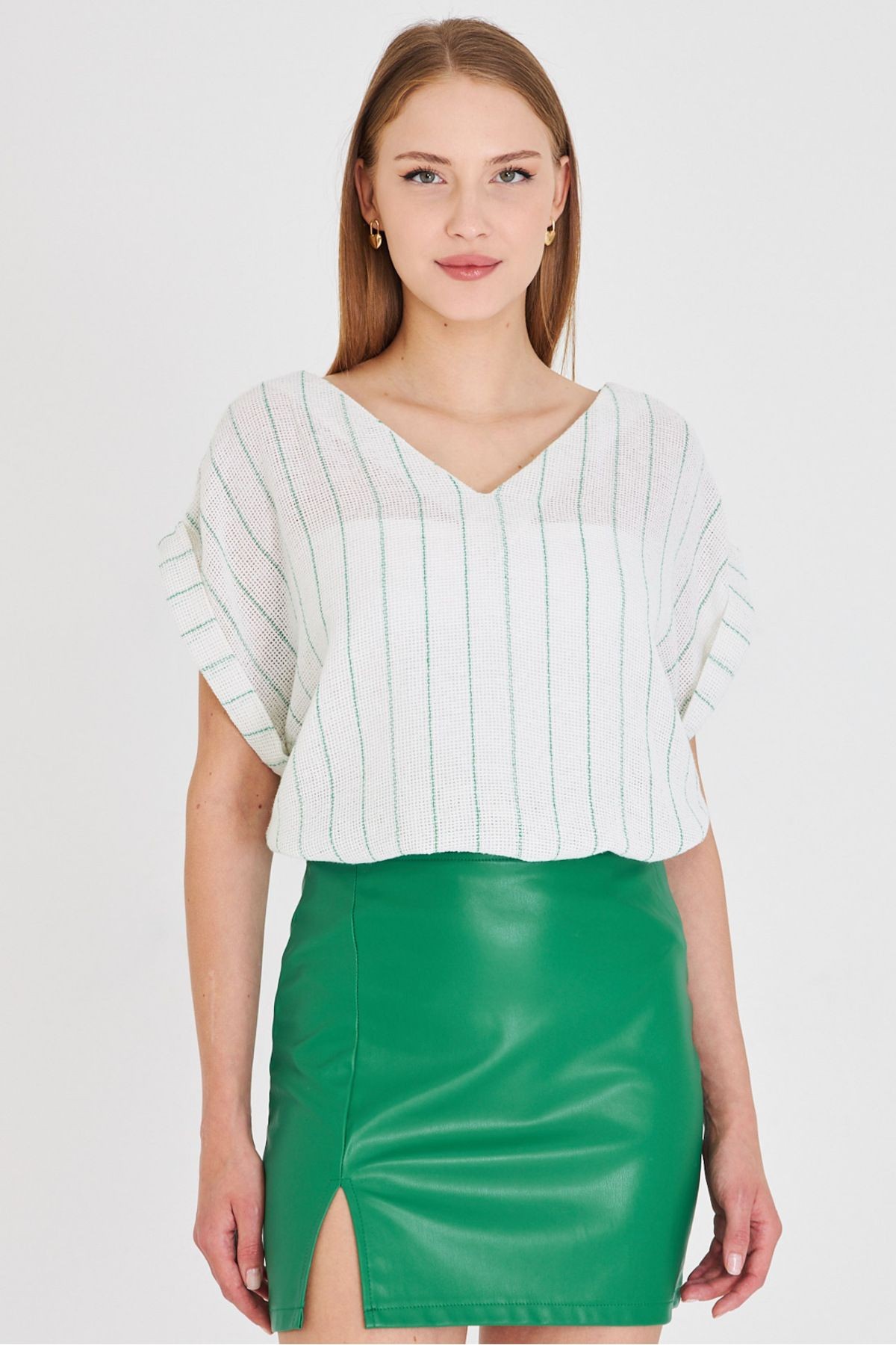 Kadın Yeşil V Yaka Yanları Yırtmaçlı Arkası Uzun Duble Kol Detaylı Oversize Bluz ARM-25Y001056