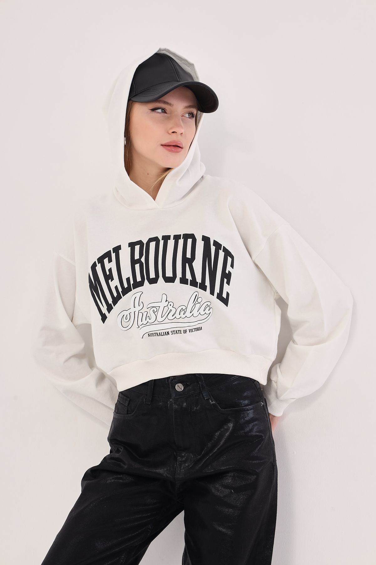 Kadın Beyaz Önü Yazılı Kapüşonlu Crop Sweatshirt ARM-25K001028