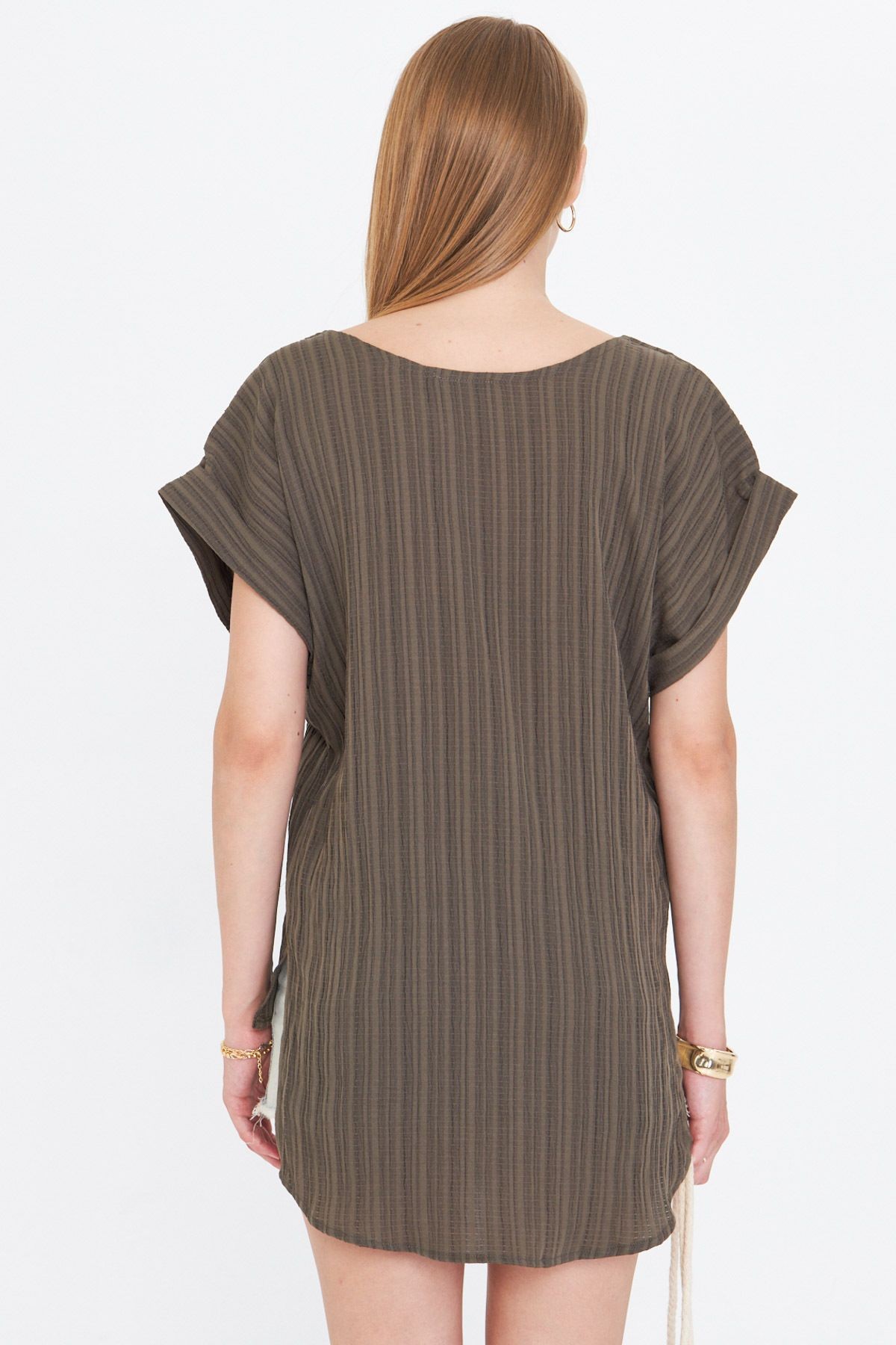 Kadın Koyu Haki V Yaka Yanları Yırtmaçlı Arkası Uzun Duble Kol Detaylı Oversize Bluz ARM-24Y001074