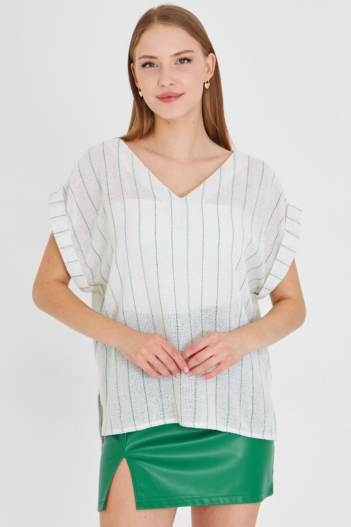 Kadın Yeşil V Yaka Yanları Yırtmaçlı Arkası Uzun Duble Kol Detaylı Oversize Bluz ARM-25Y001056