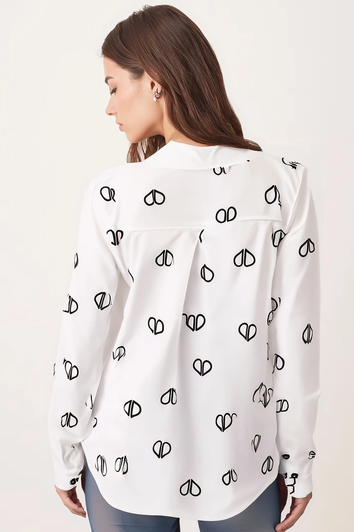 Kadın Beyaz Sırtı Pile Detaylı Tek Cepli Desenli Uzun Kollu Tesettür Gömlek ARM-26K001076