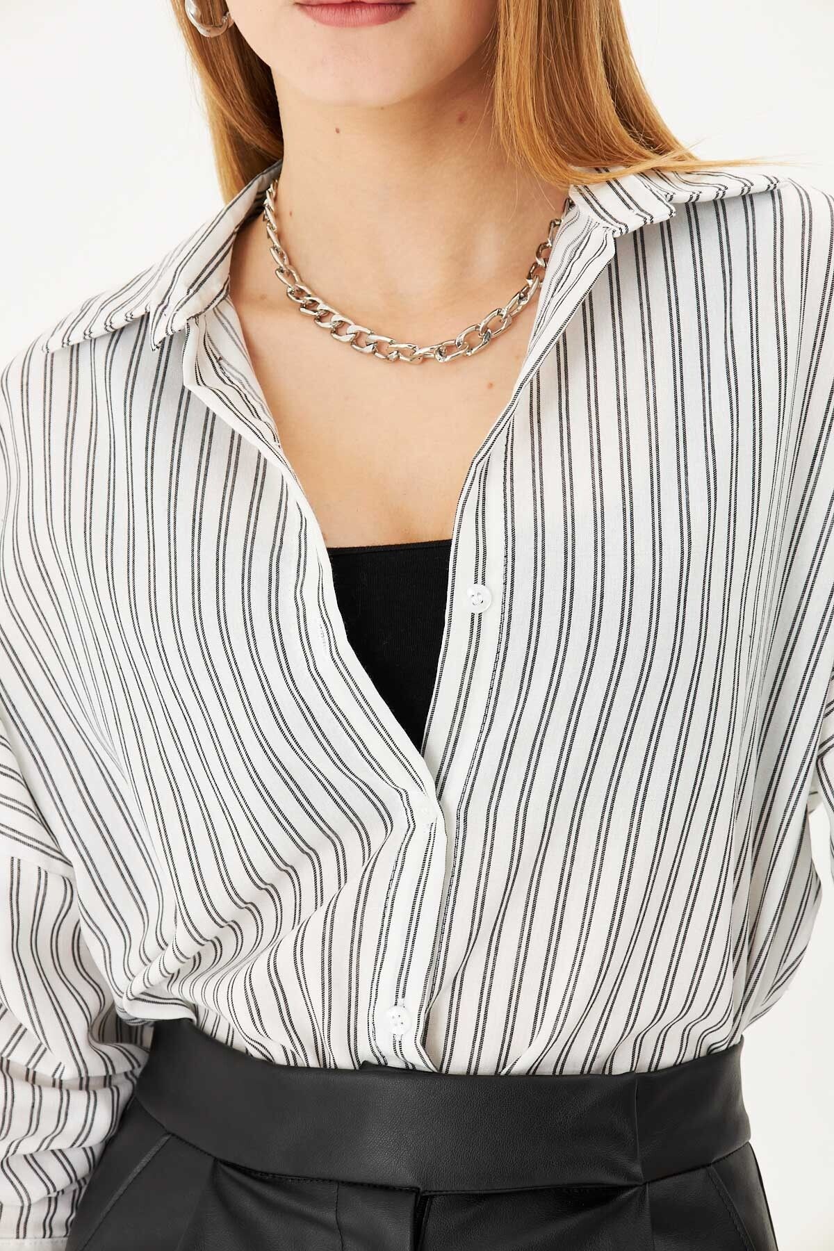 Kadın Beyaz-Siyah İnce Çizgili Oversize Uzun Basic Gömlek ARM-22Y001185