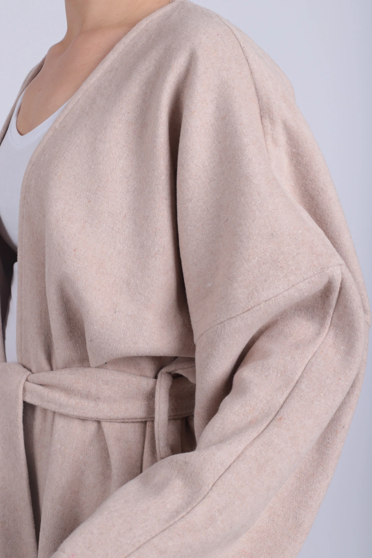 Kadın Bej V Yaka Kuşaklı Kaşe Kimono ARM-26K001049