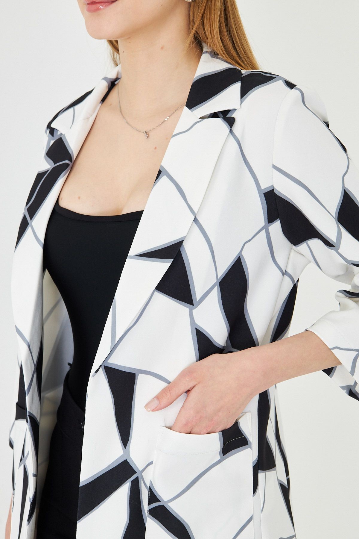 Kadın Beyaz Cepli Oversize Ceket ARM-25Y001057