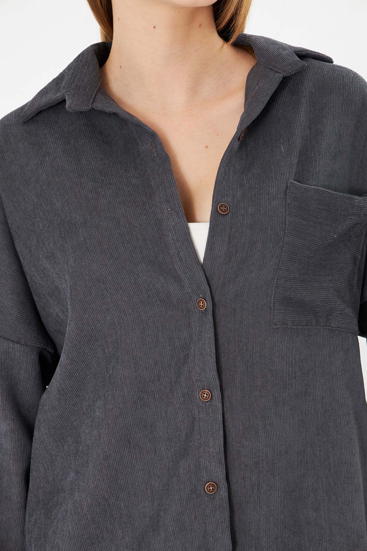 Kadın Antrasit Cepli Oversize İnce Fitilli Kadife Gömlek ARM-24K001076
