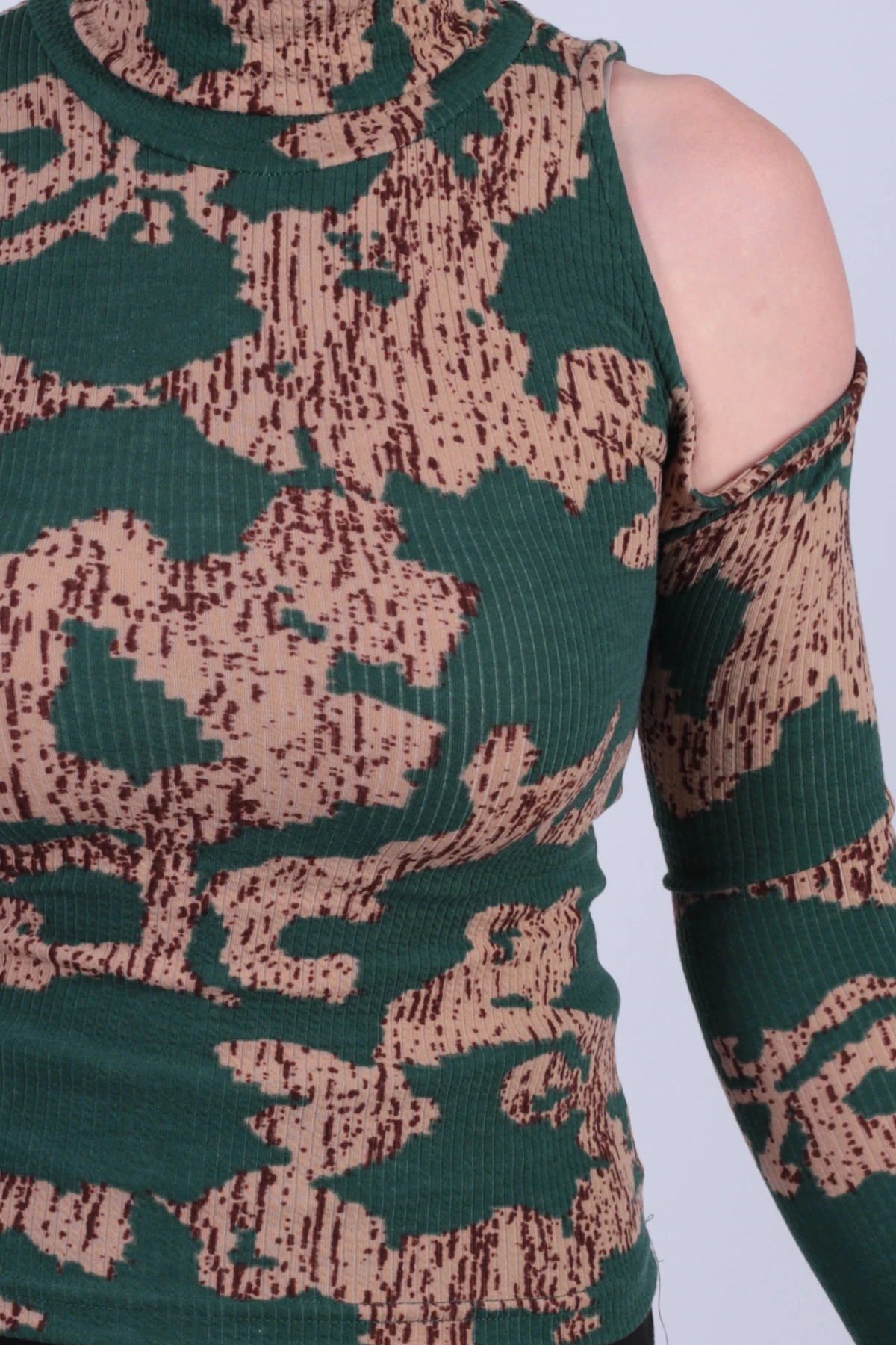 Kadın Yeşil-Bej Balıkçı Yaka Omuz Dekolteli Uzun Kollu Bluz ARM-26K001061