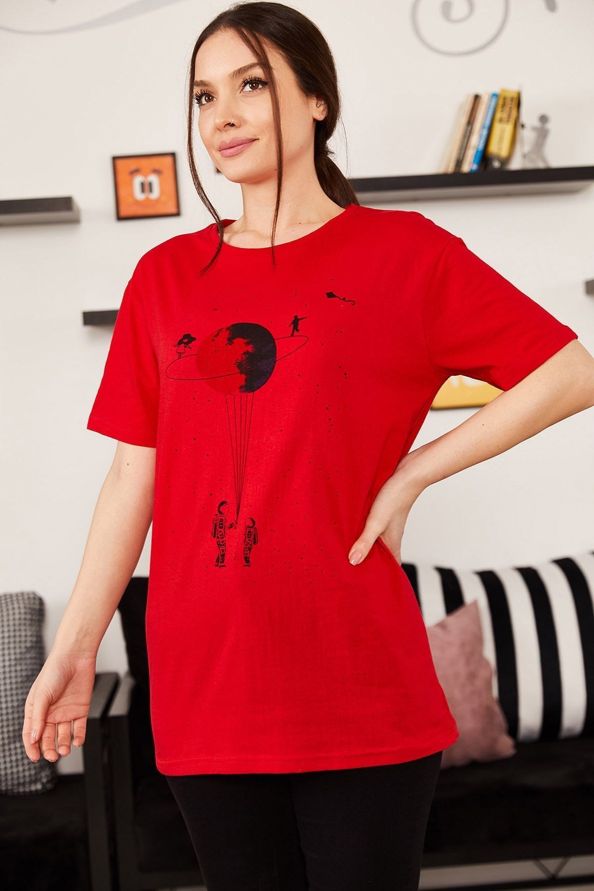 Kadın Kırmızı Satürn Baskılı T-Shirt ARM-20Y012007