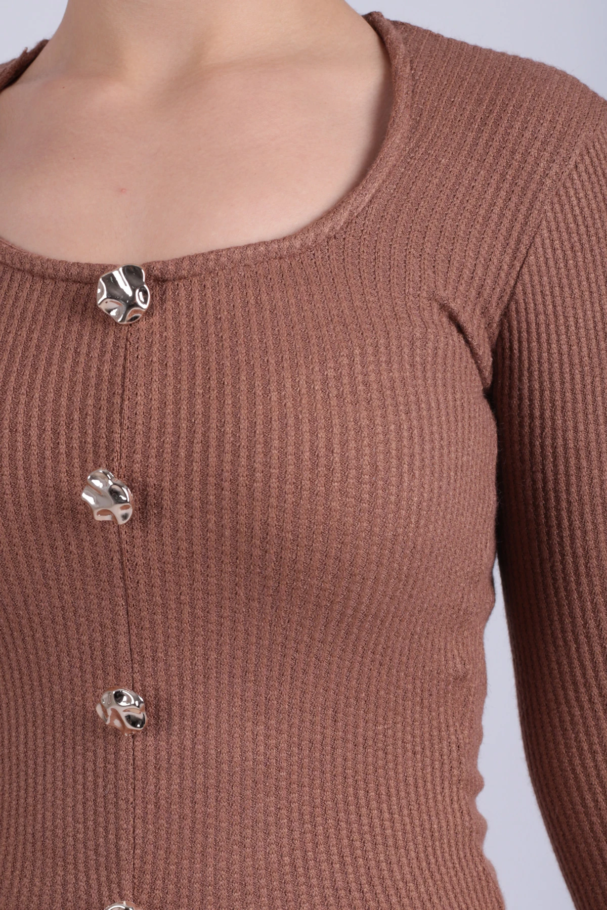 Kadın Açık Kahve U Yaka Düğme Detaylı Önden Yırtmaçlı Yumuşak Dokulu Bluz ARM-26K001038