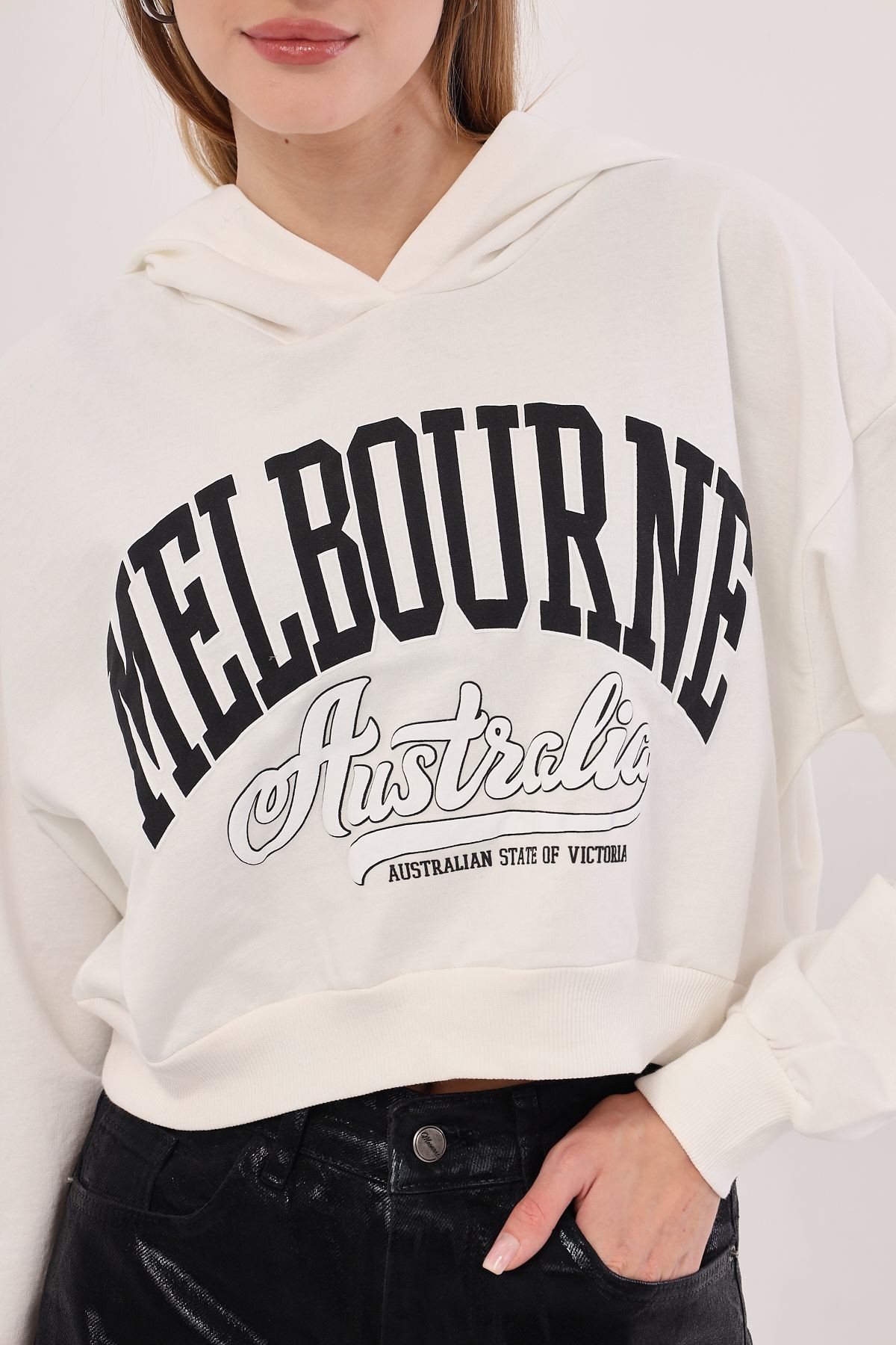 Kadın Beyaz Önü Yazılı Kapüşonlu Crop Sweatshirt ARM-25K001028