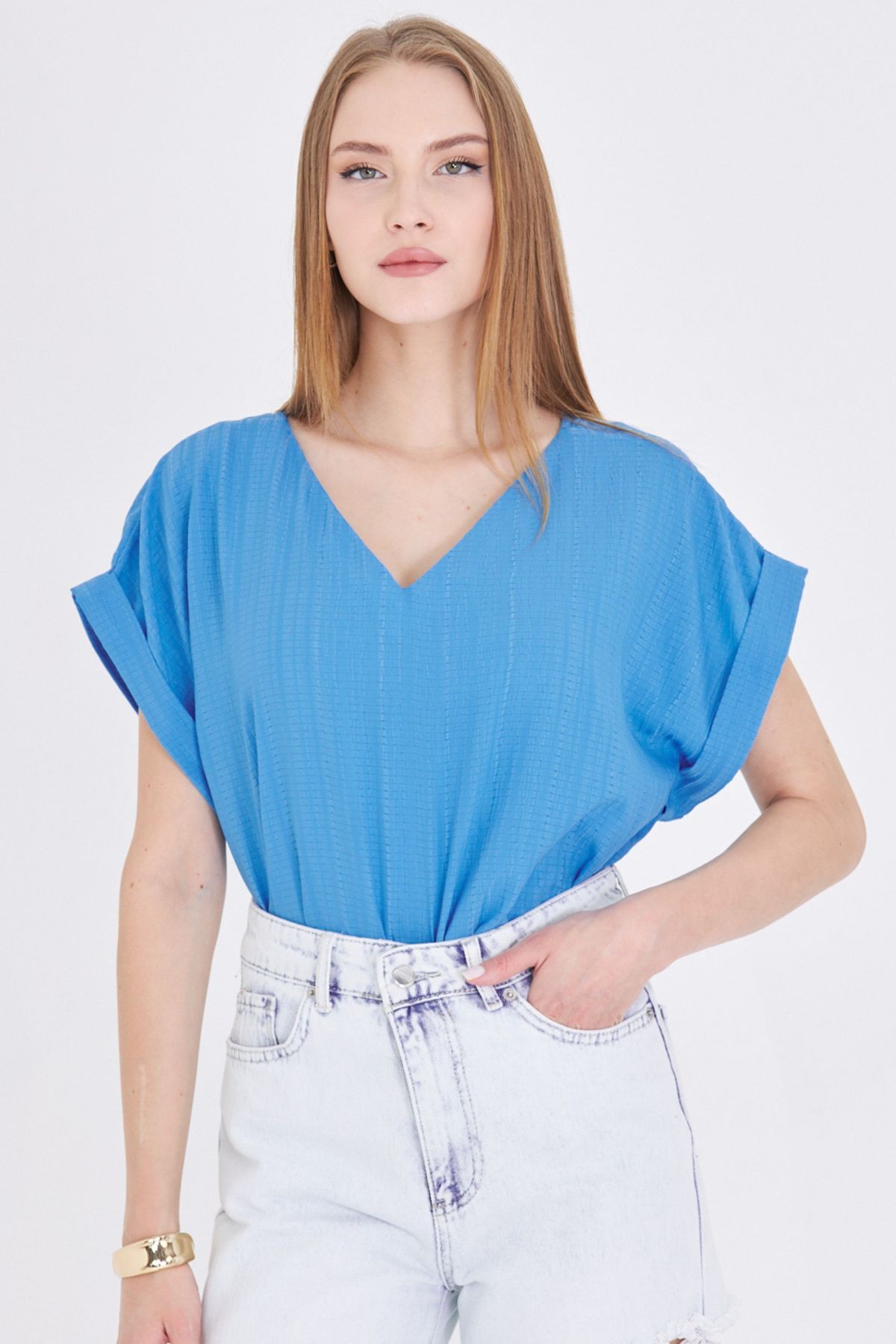 Kadın Mavi V Yaka Yanları Yırtmaçlı Arkası Uzun Duble Kol Detaylı Oversize Bluz ARM-24Y001074