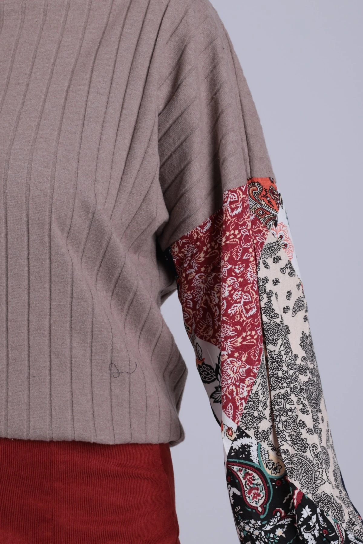 Kadın Açık Bej Kolu Desenli Balonlu Triko Kazak ARM-20K081001