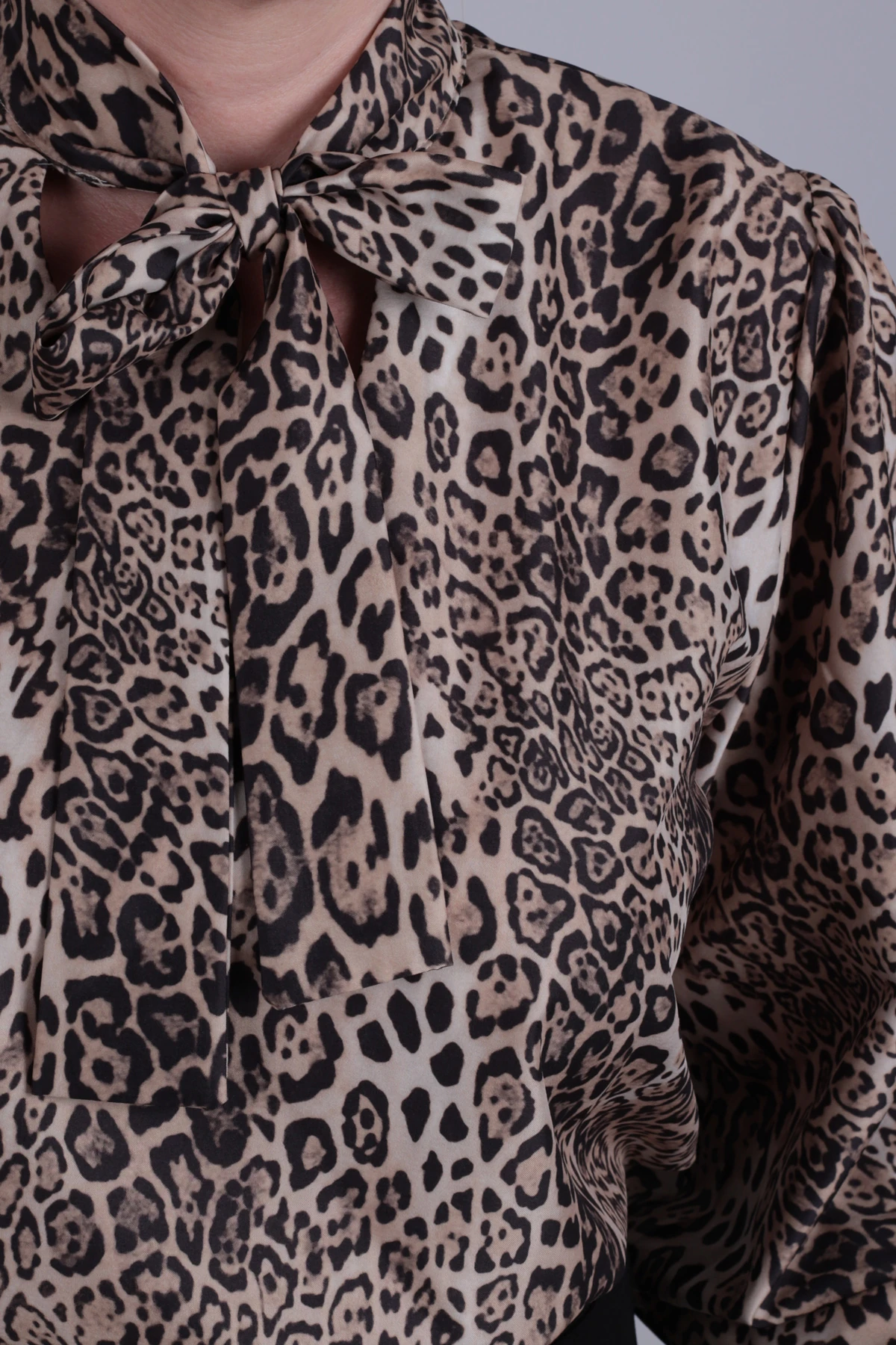 Kadın Siyah-Bej Yakası Bağlamalı Kolu Lastikli Bluz ARM-25K001096