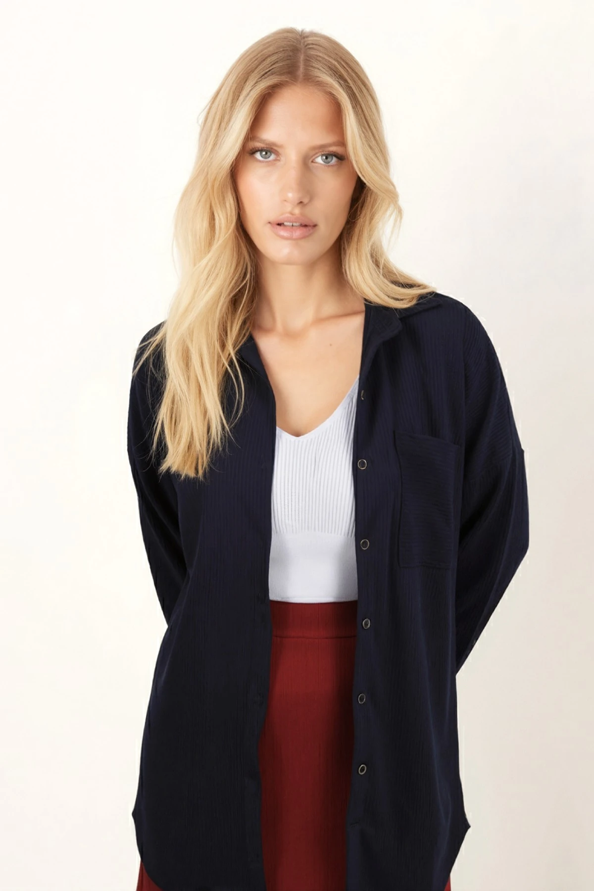 Kadın Lacivert Cepli Oversize İnce Fitilli Kadife Gömlek ARM-24K001076