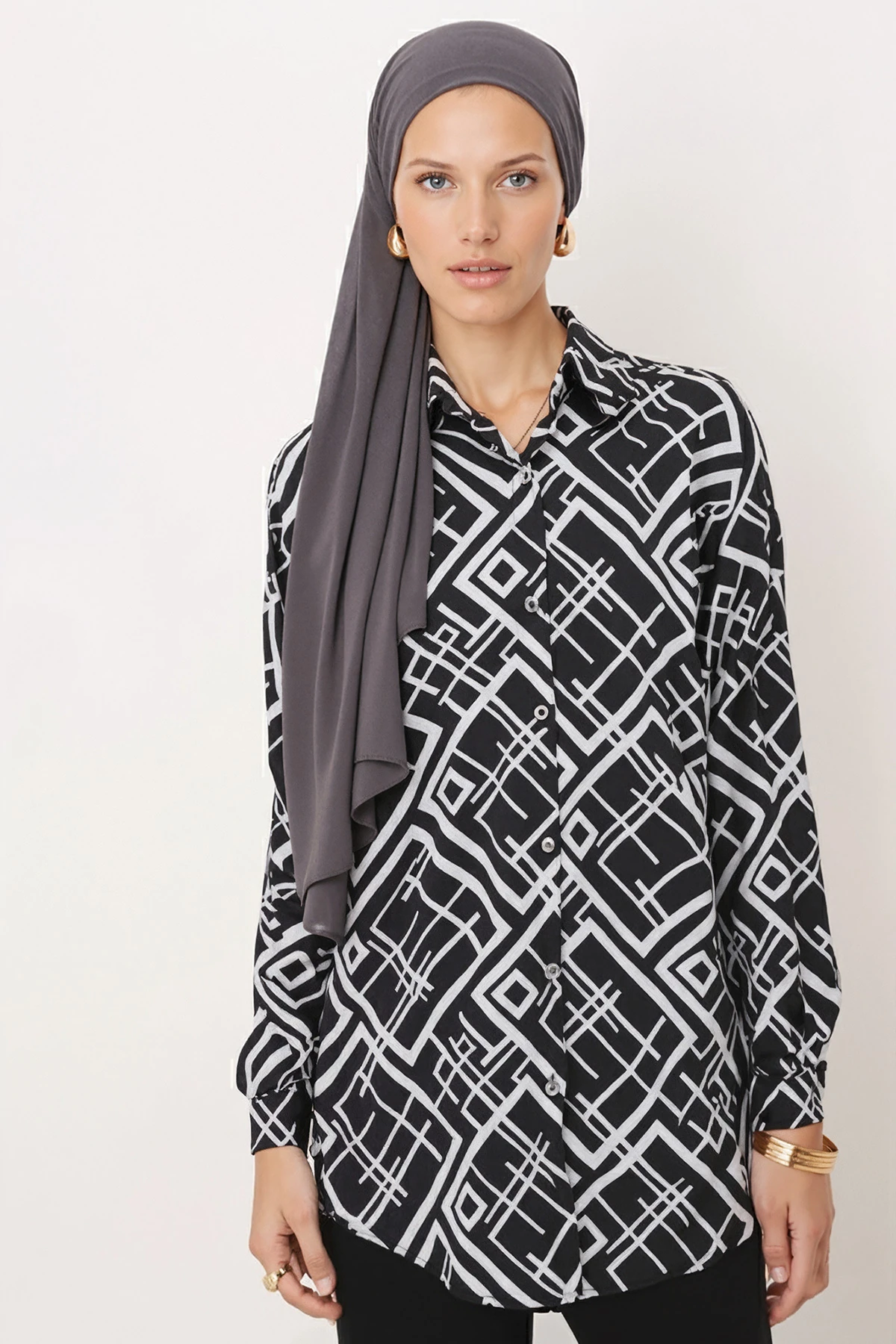Kadın Siyah Kare Desen Oversize Uzun Basic Tesettür Gömlek ARM-26K001074