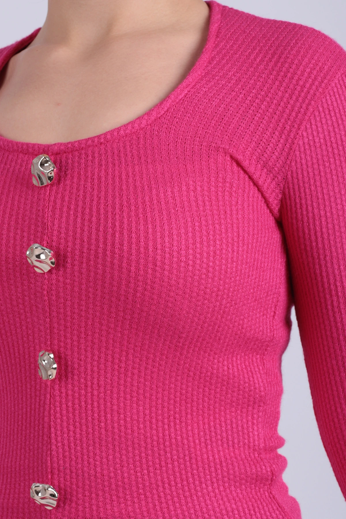 Kadın Fuşya U Yaka Düğme Detaylı Önden Yırtmaçlı Yumuşak Dokulu Bluz ARM-26K001038