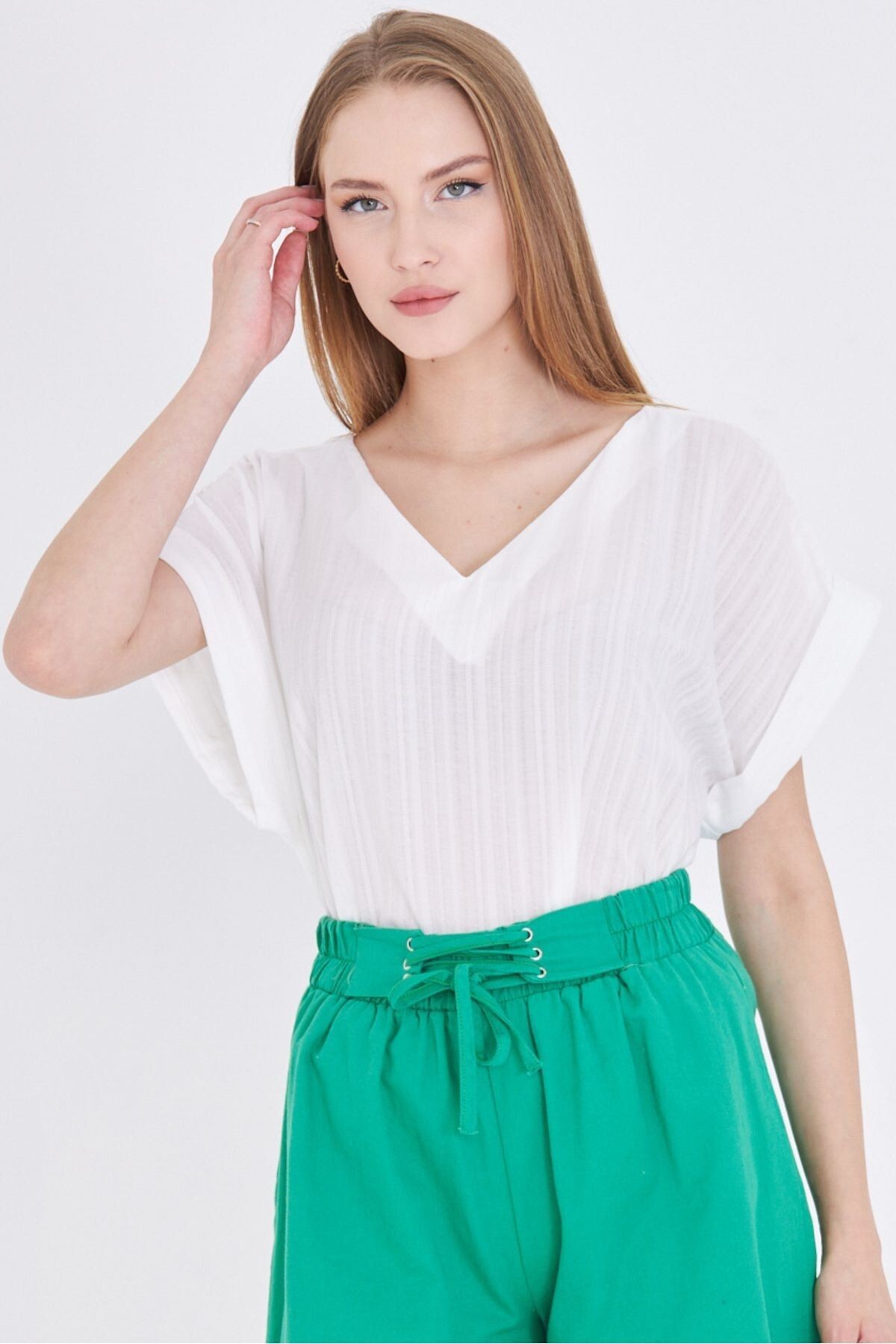 Kadın Beyaz V Yaka Yanları Yırtmaçlı Arkası Uzun Duble Kol Detaylı Oversize Bluz ARM-24Y001074