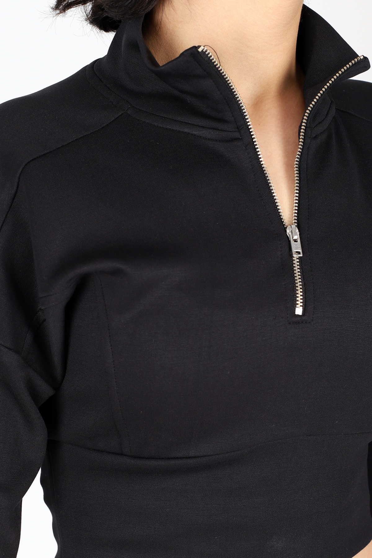 Kadın Siyah Yakası Fermuarlı Crop Sweatshirt ARM-26K042009