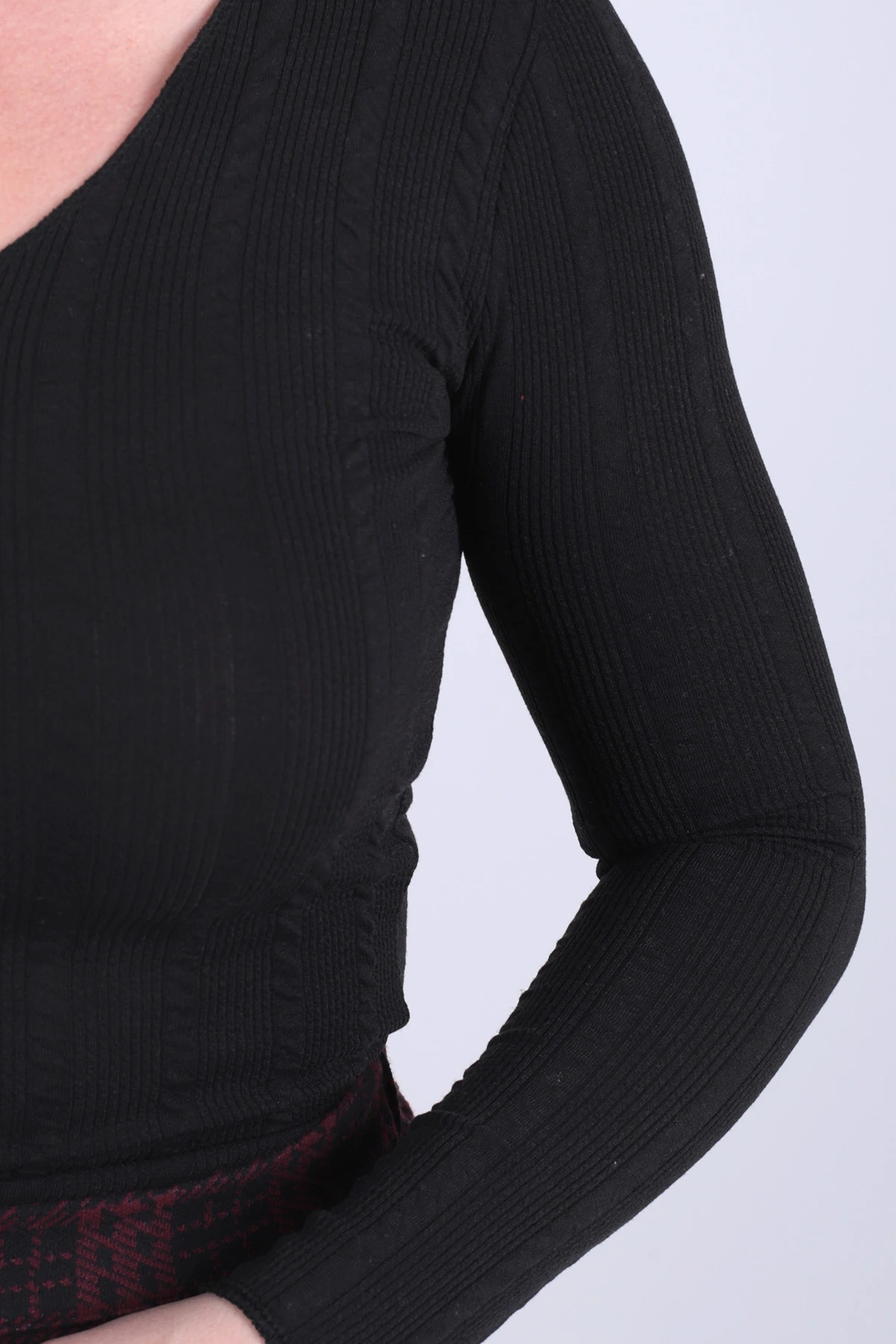 Kadın Siyah V Yaka Bedene Oturan Uzun Kollu Bluz ARM-26K001058