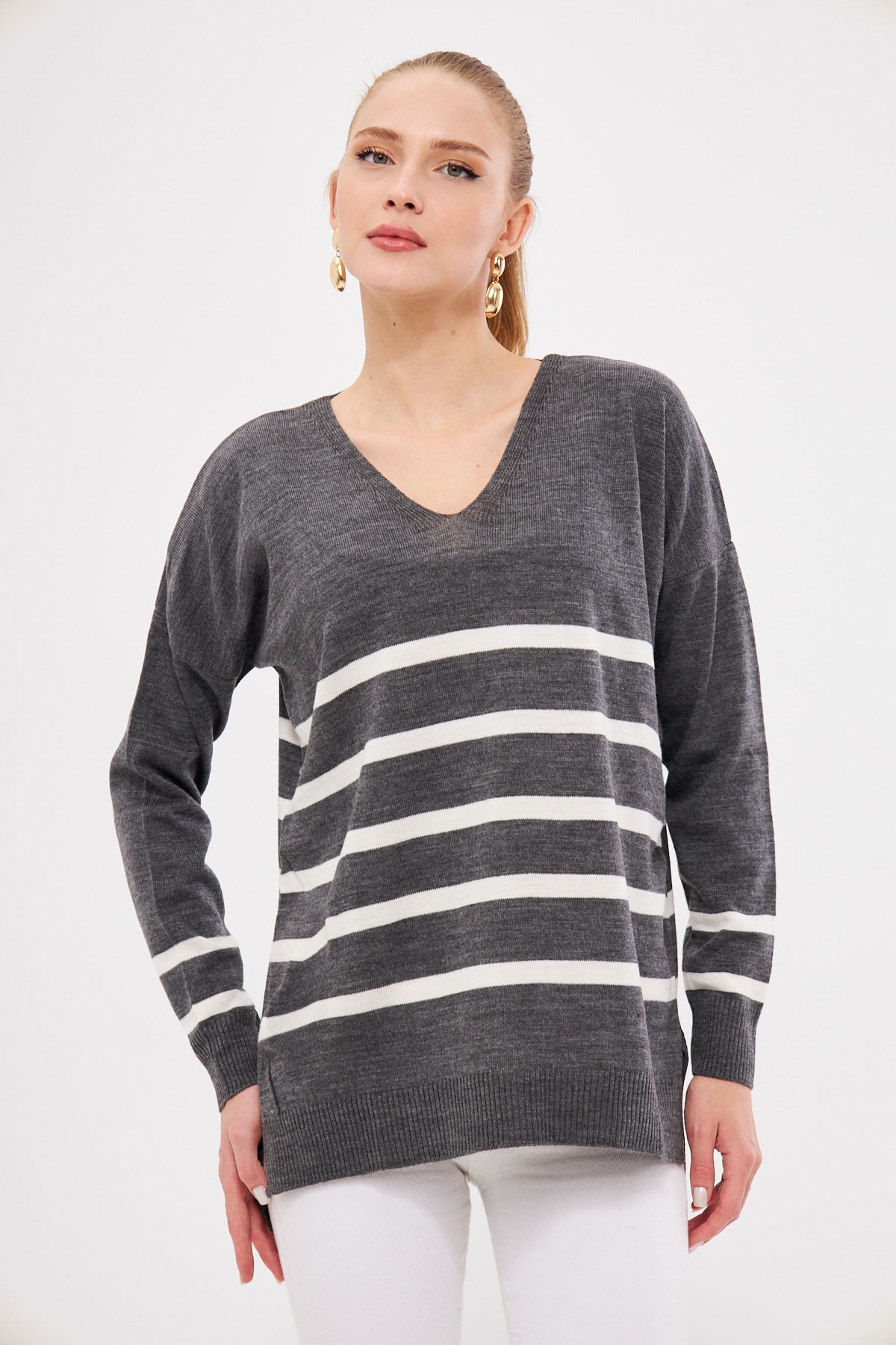 Kadın Antrasit V Yaka Çizgili Önü Kısa Arkası Uzun Kazak ARM-20K012008