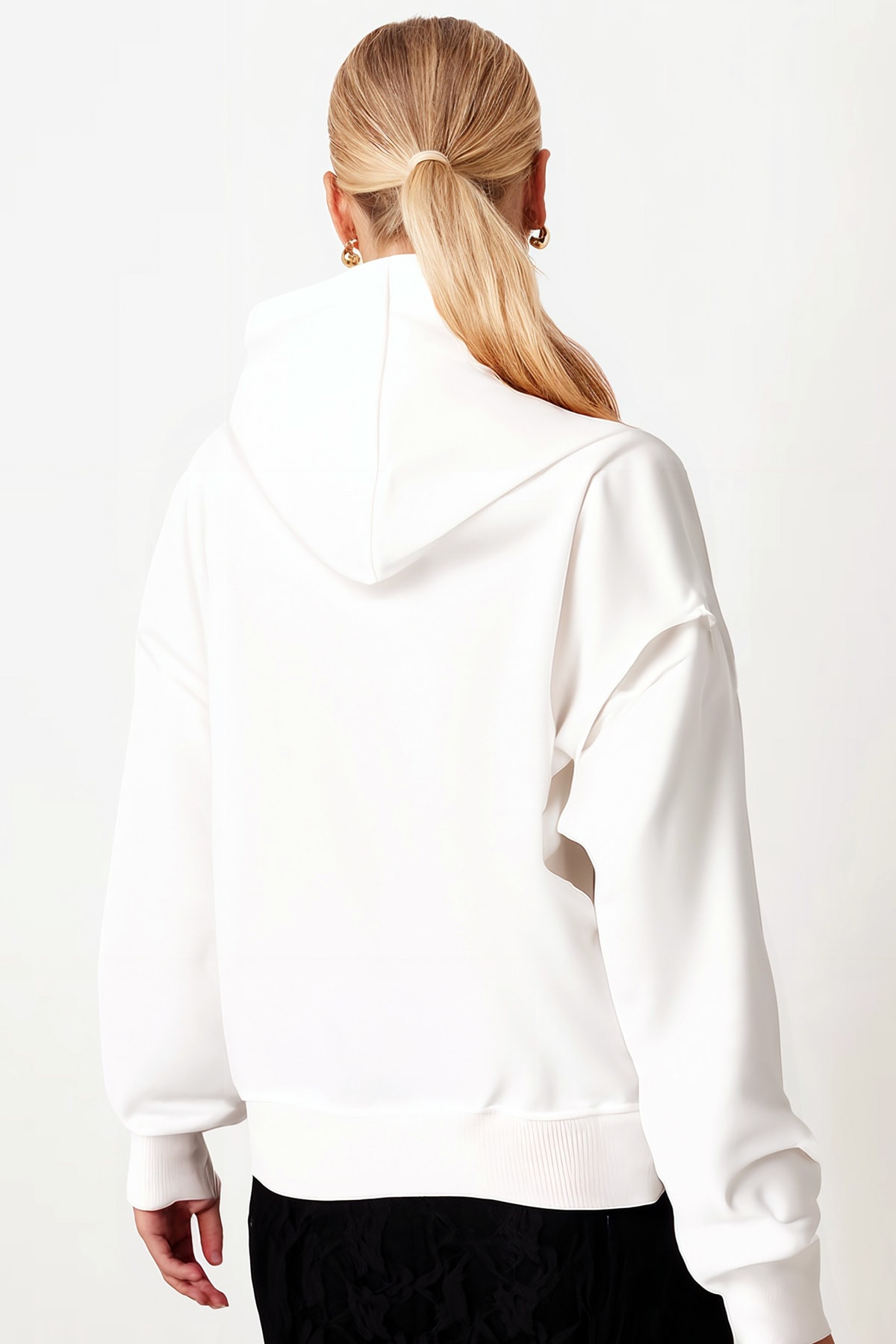 Kadın Beyaz Kapüşonlu Cepli Sweatshirt ARM-26K042001