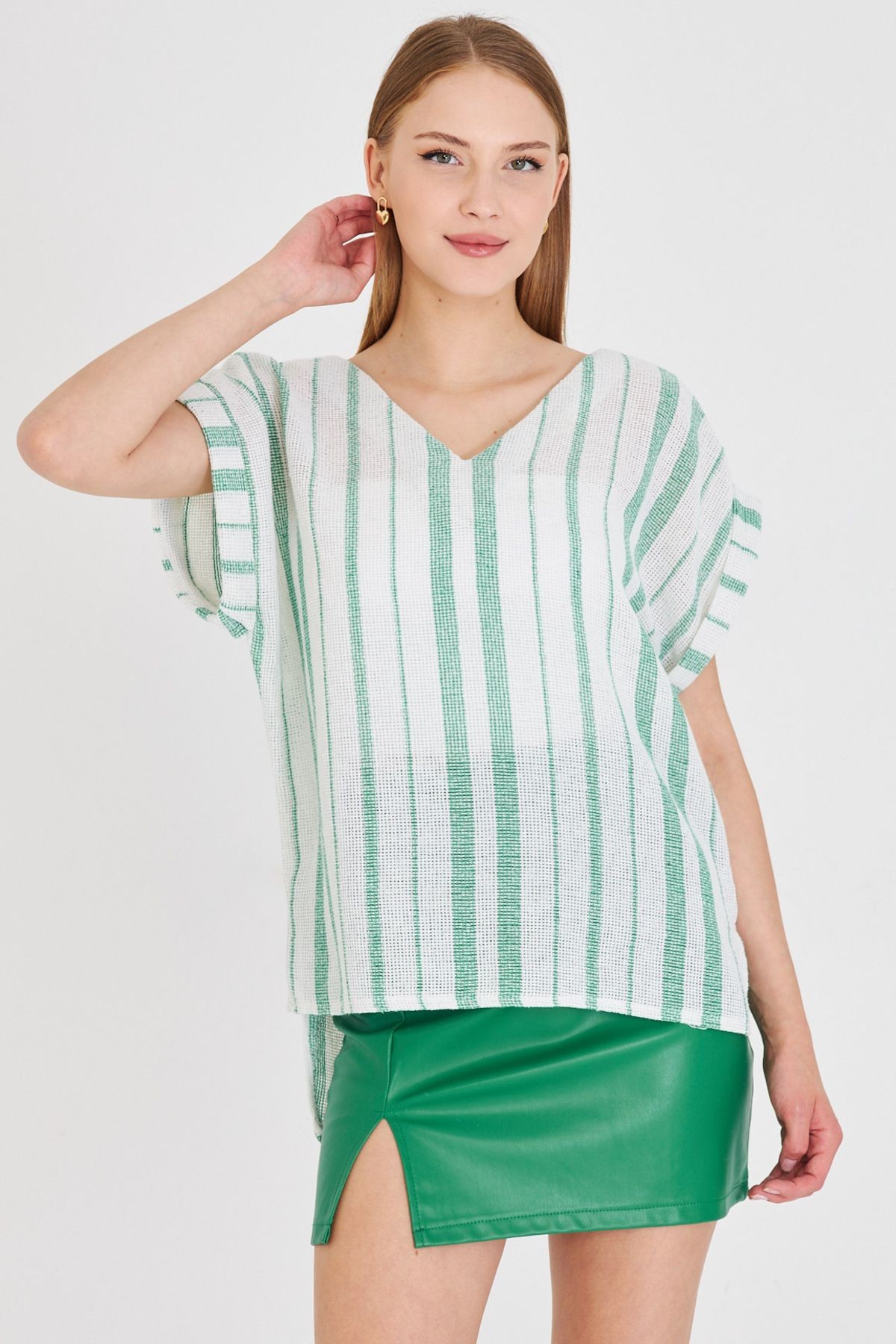 Kadın Çimen Yeşil V Yaka Yanları Yırtmaçlı Arkası Uzun Duble Kol Detaylı Oversize Bluz ARM-25Y001056