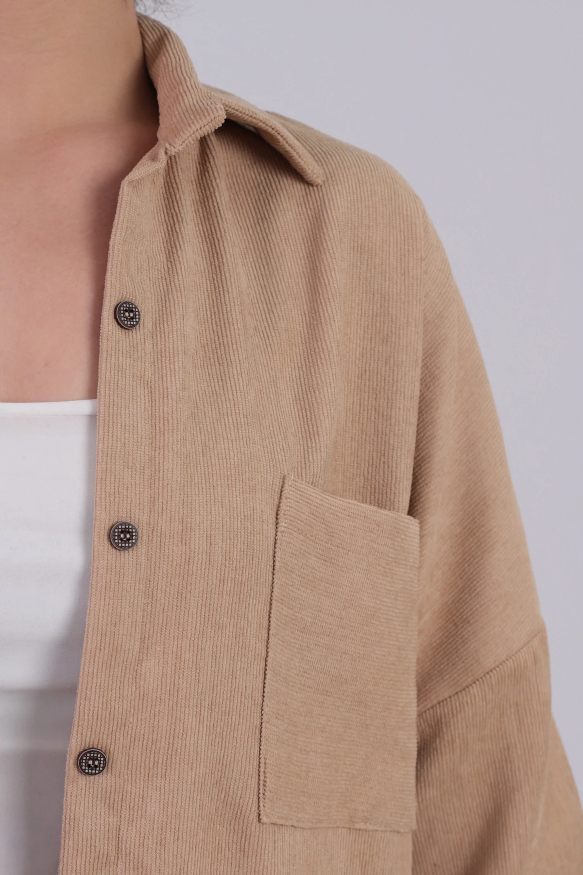 Kadın Bej Cepli Oversize İnce Fitilli Kadife Gömlek ARM-24K001076
