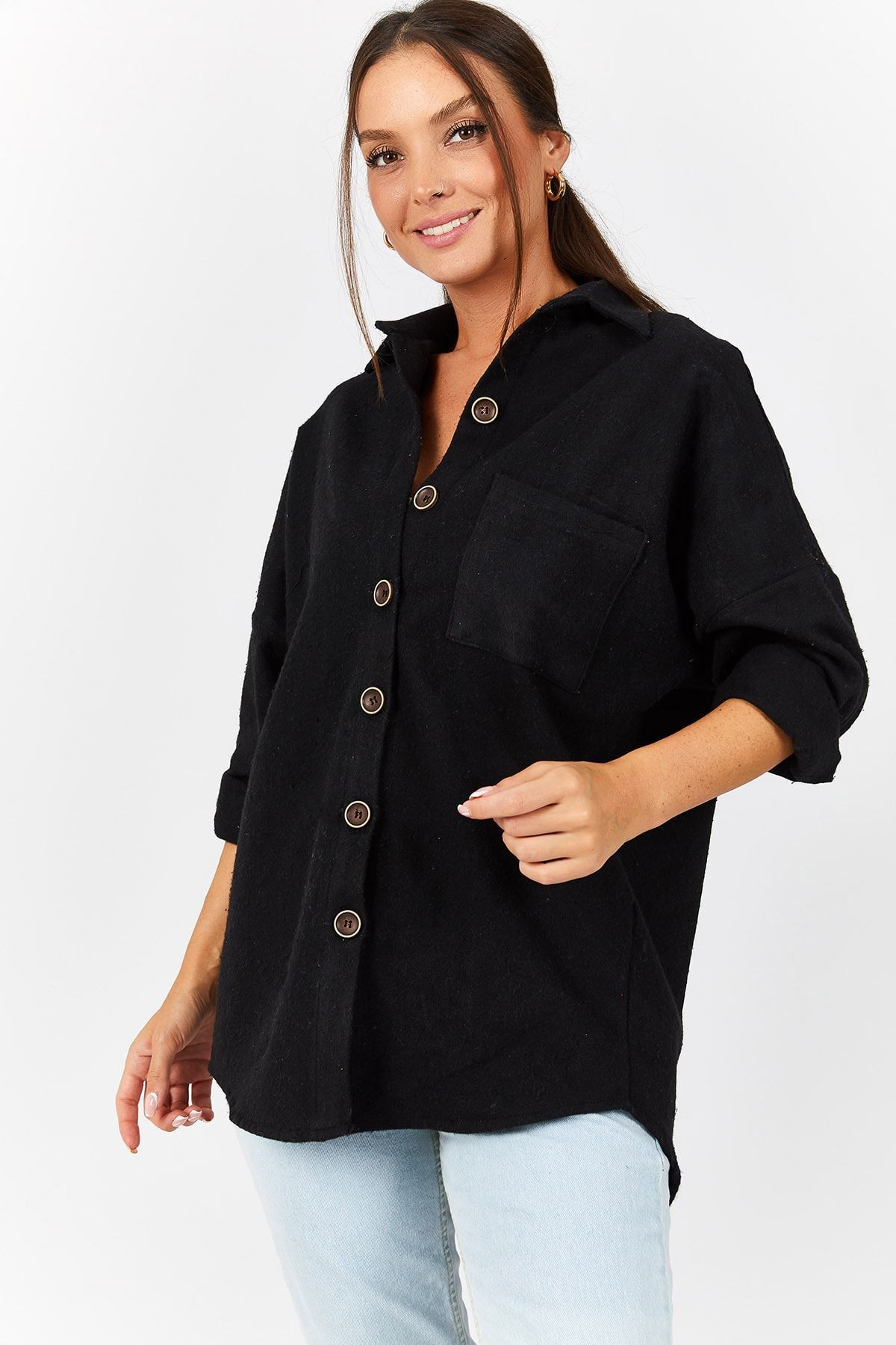 Kadın Siyah Oversize Kaşe Cepli Gömlek ARM-22Y001156