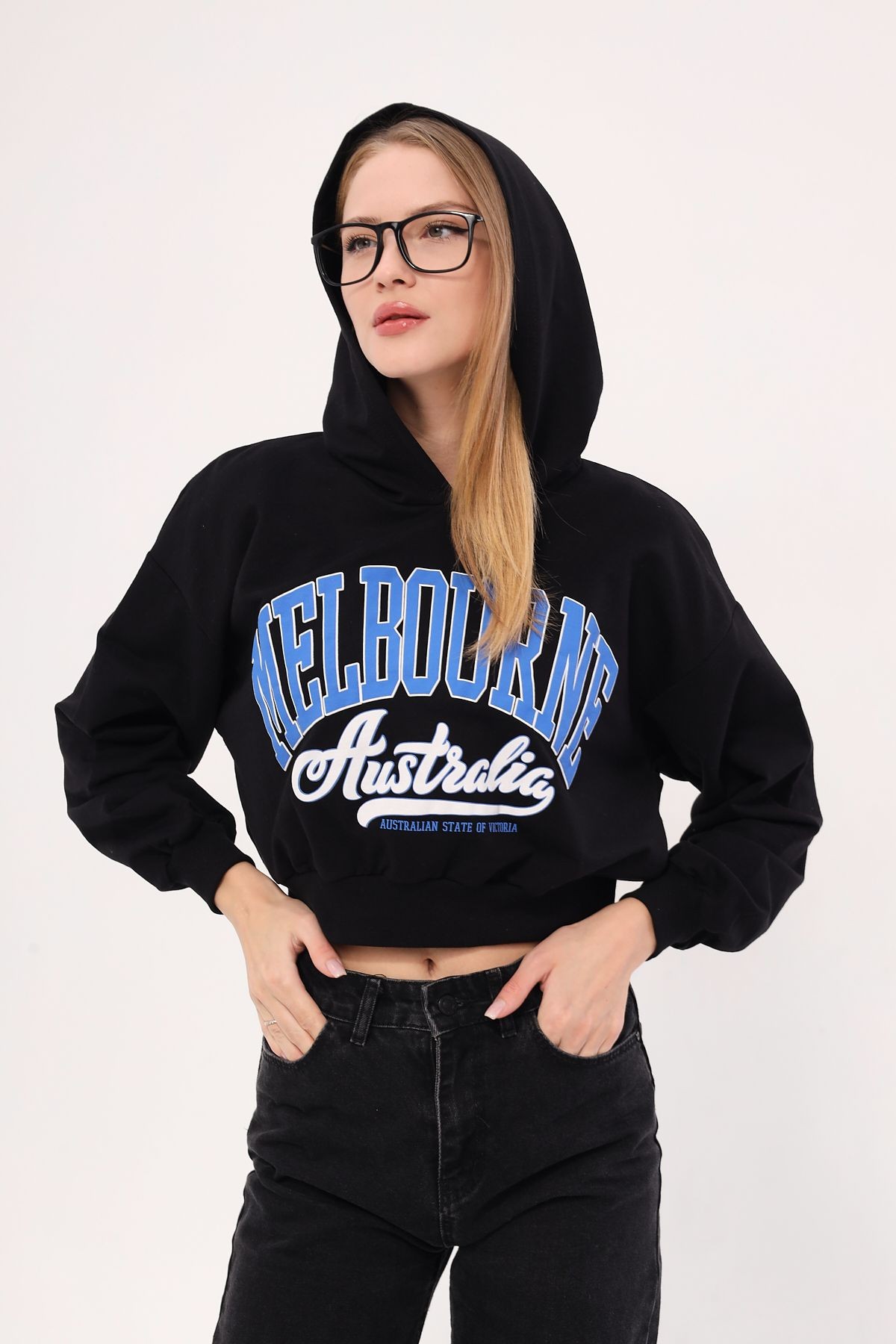 Kadın Siyah Önü Yazılı Kapüşonlu Crop Sweatshirt ARM-25K001028