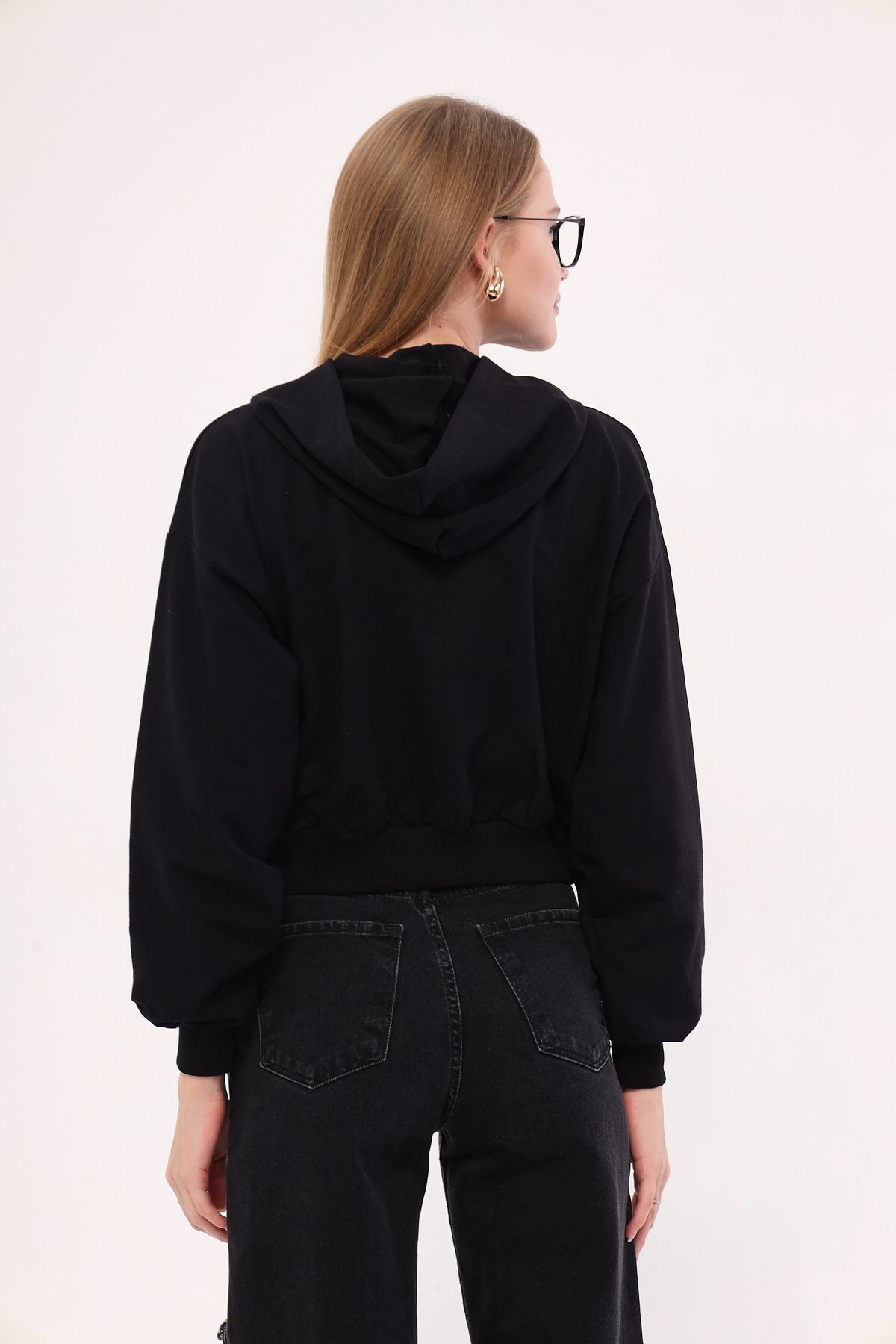 Kadın Siyah Önü Yazılı Kapüşonlu Crop Sweatshirt ARM-25K001028