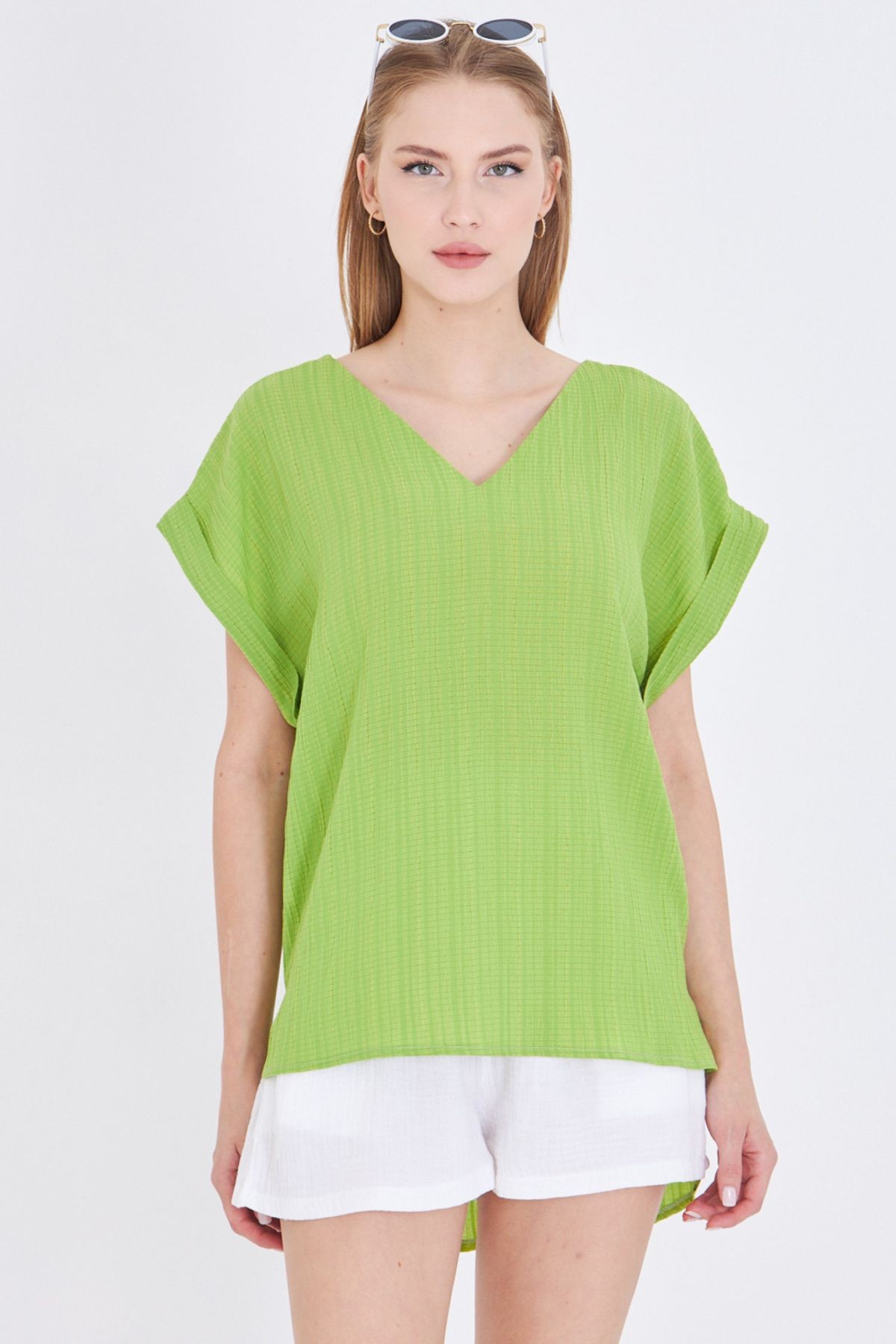 Kadın V Yaka Yanları Yırtmaçlı Arkası Uzun Duble Kol Detaylı Oversize Bluz ARM-24Y001074
