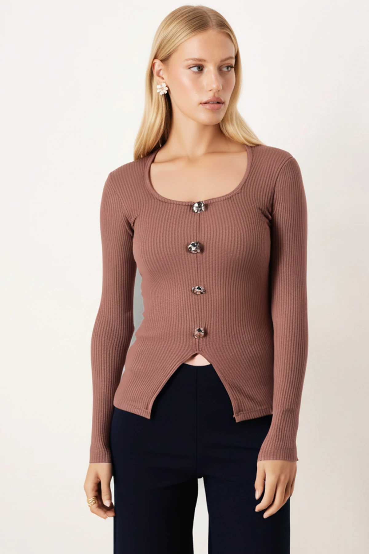 Kadın Açık Kahve U Yaka Düğme Detaylı Önden Yırtmaçlı Yumuşak Dokulu Bluz ARM-26K001038