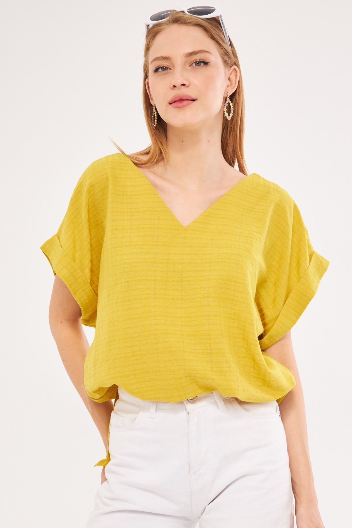 Kadın Yağ Yeşili V Yaka Yanları Yırtmaçlı Arkası Uzun Duble Kol Detaylı Oversize Bluz ARM-24Y001074