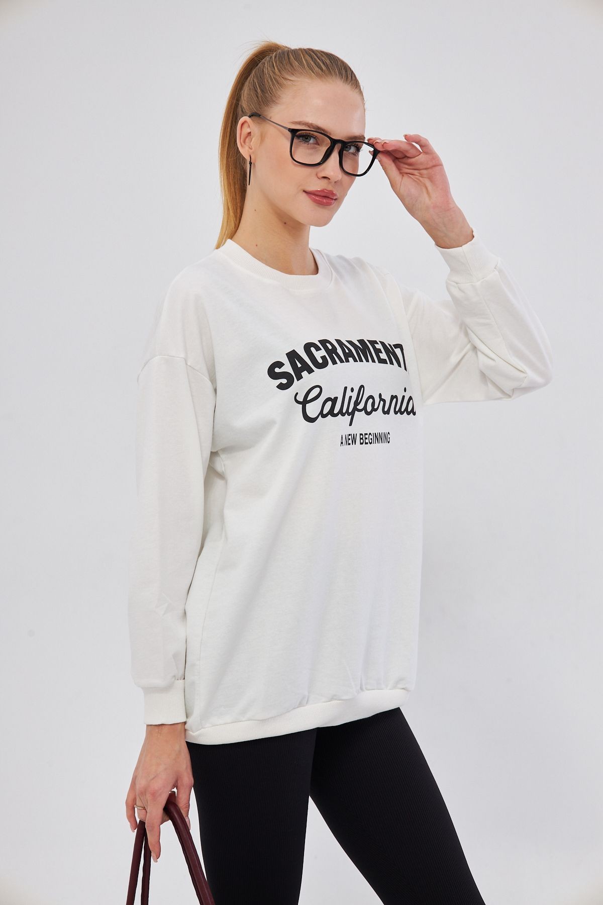 Kadın Beyaz Sacramento Baskılı Oversize Sweatshirt ARM-25K001020