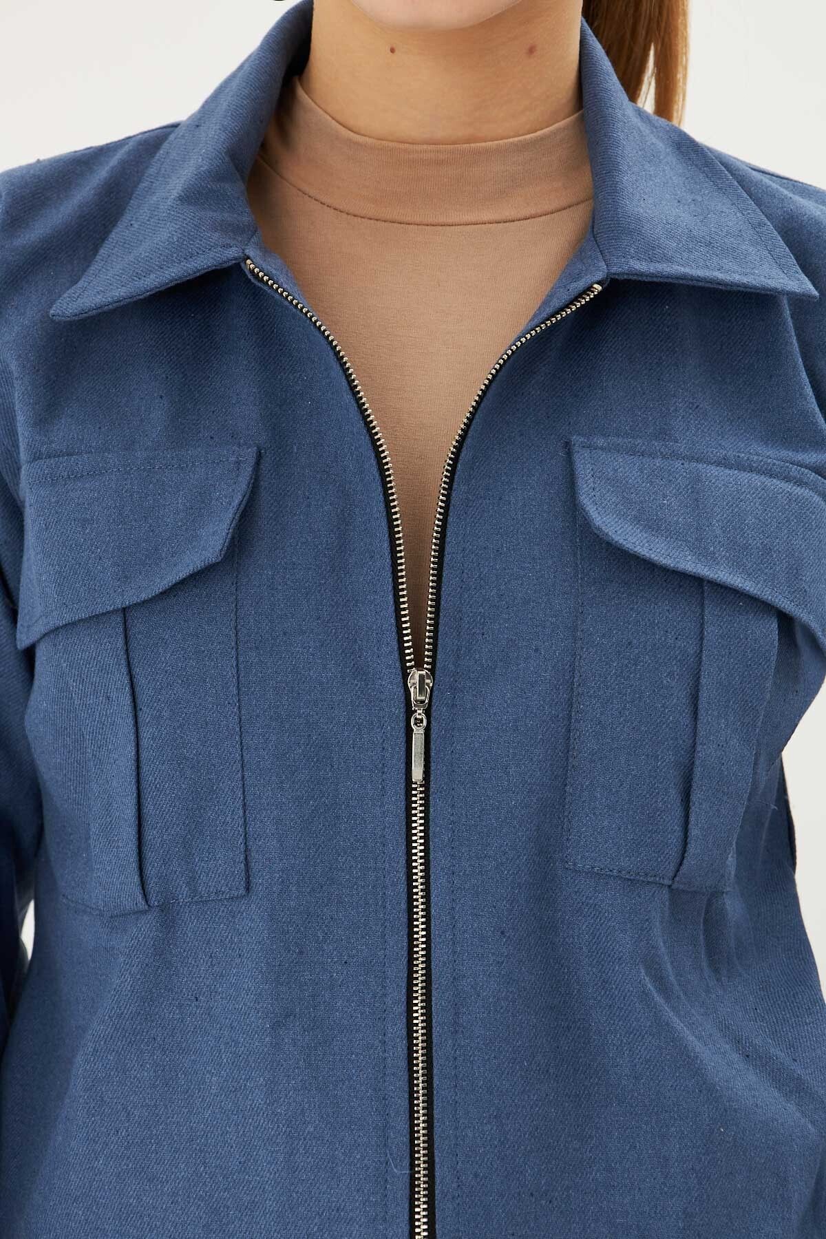 Kadın Koyu Mavi Gömlek Yaka Önden Fermuarlı Göğsünde Cep Detaylı Beli Lastikli Mont ARM-25K001055