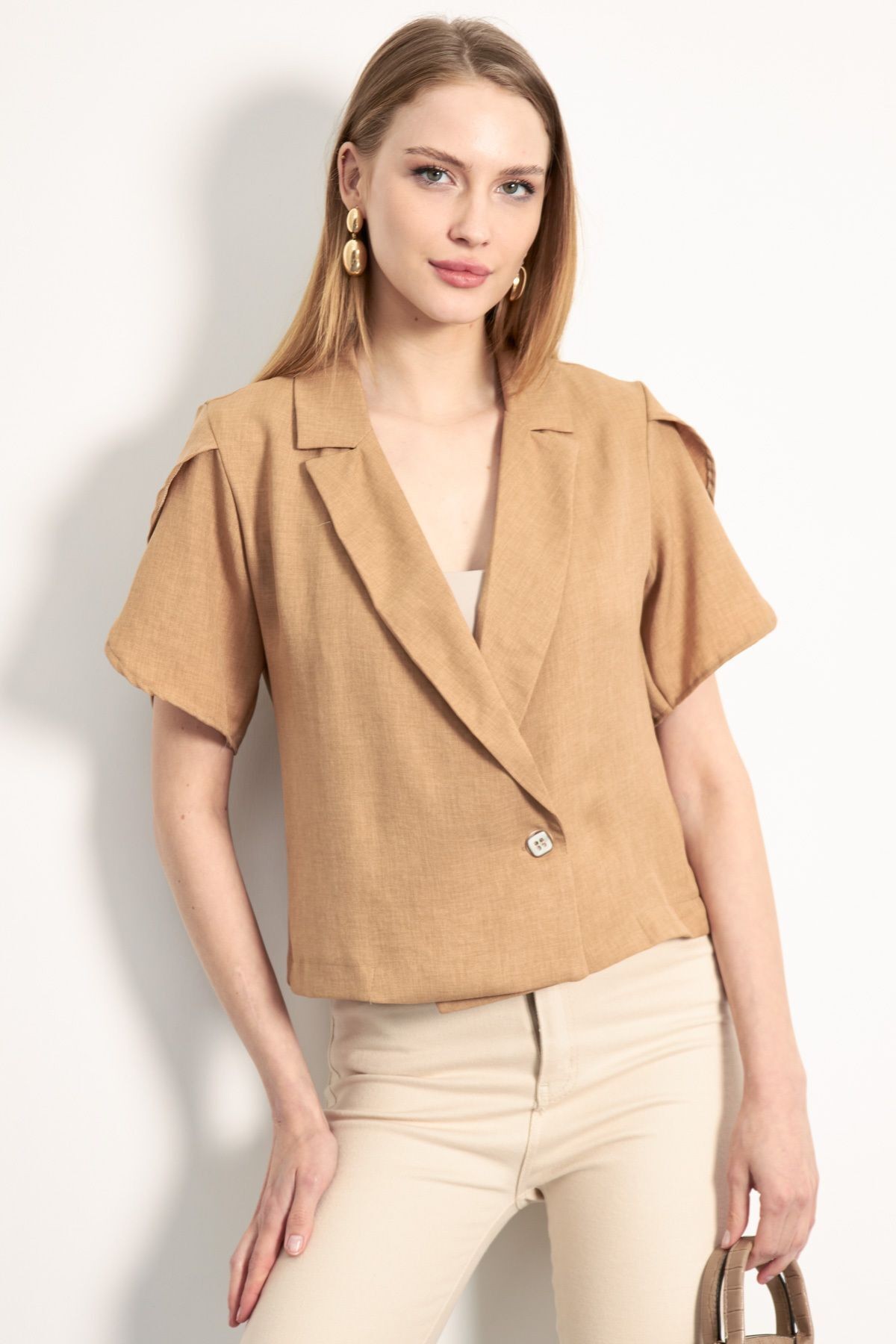 Kadın Camel Kolu Yırtmaç Detaylı Crop Kısa Kol Ceket ARM-24Y001048