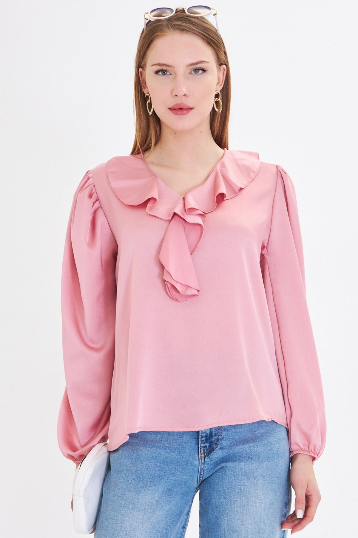 Kadın Açık Pembe Yakası Fırfırlı Omuzu Büzgülü Kolu Lastikli Pamuk Saten Bluz ARM-22K001059