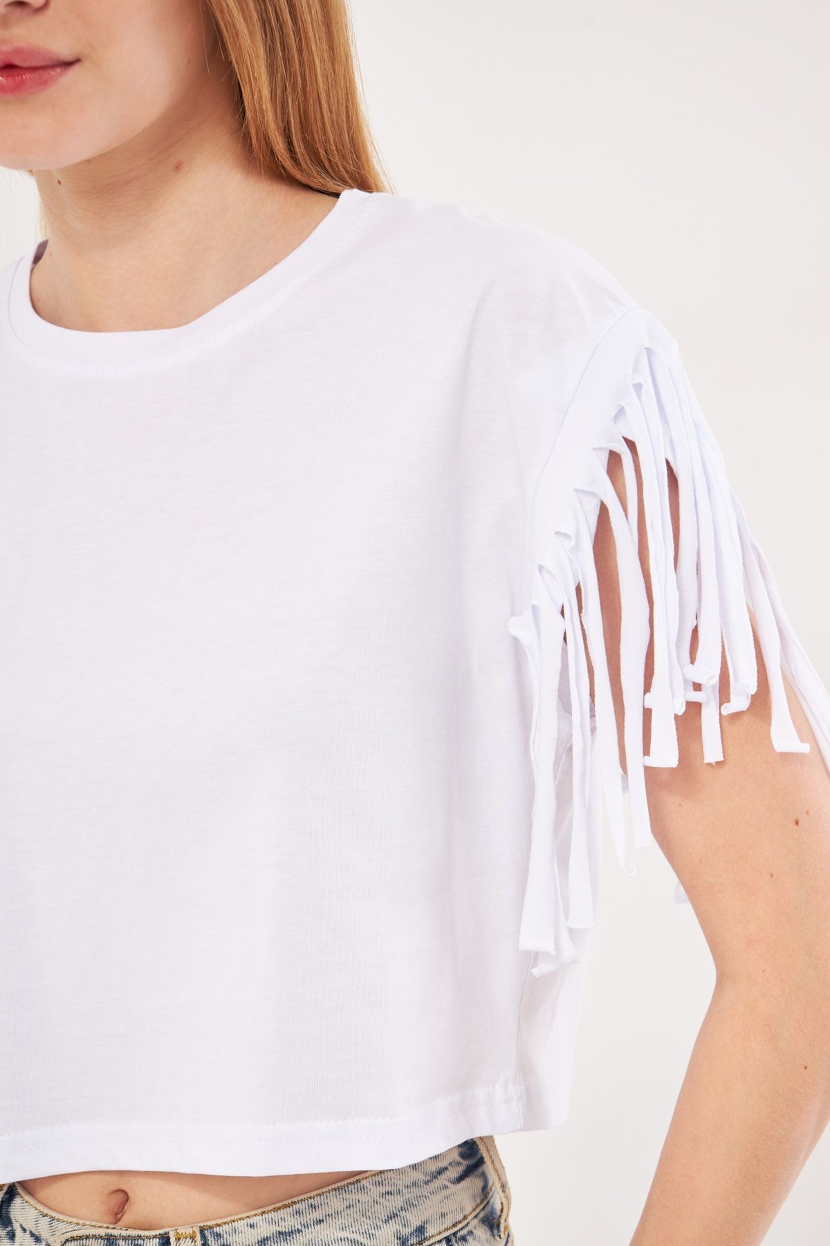 Kadın Beyaz Kolları Püsküllü Oversize Crop T-Shirt ARM-24Y024019