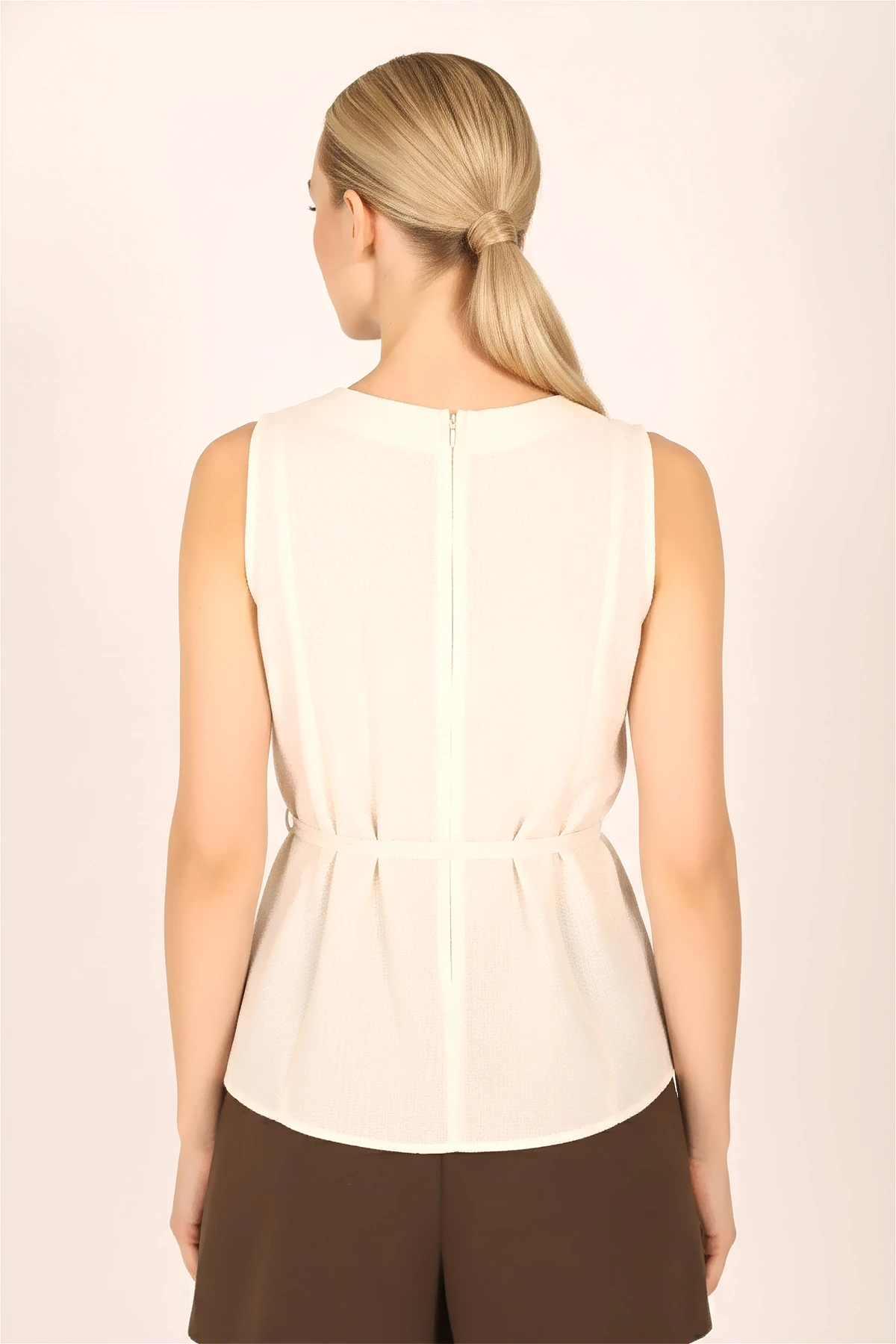Kadın Krem Sıfır Yaka Vücuda Oturan Belden Bağlamalı Kolsuz Keten Görünümlü Bluz ARM-25Y001081