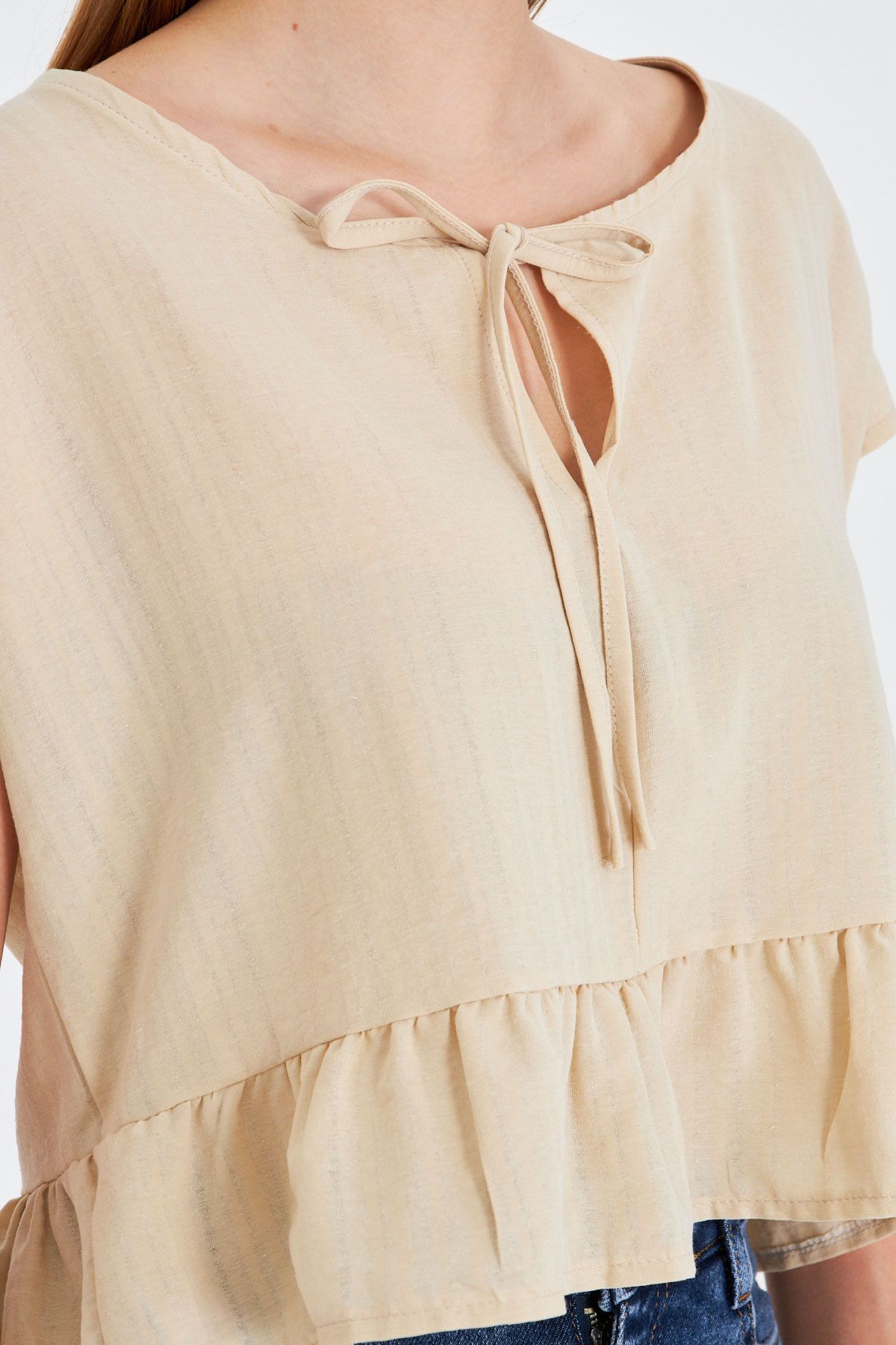 Kadın Krem Yarasa Kol Yakası Bağlamalı Eteği Fırfırlı Oversize Crop Bluz ARM-24Y001088