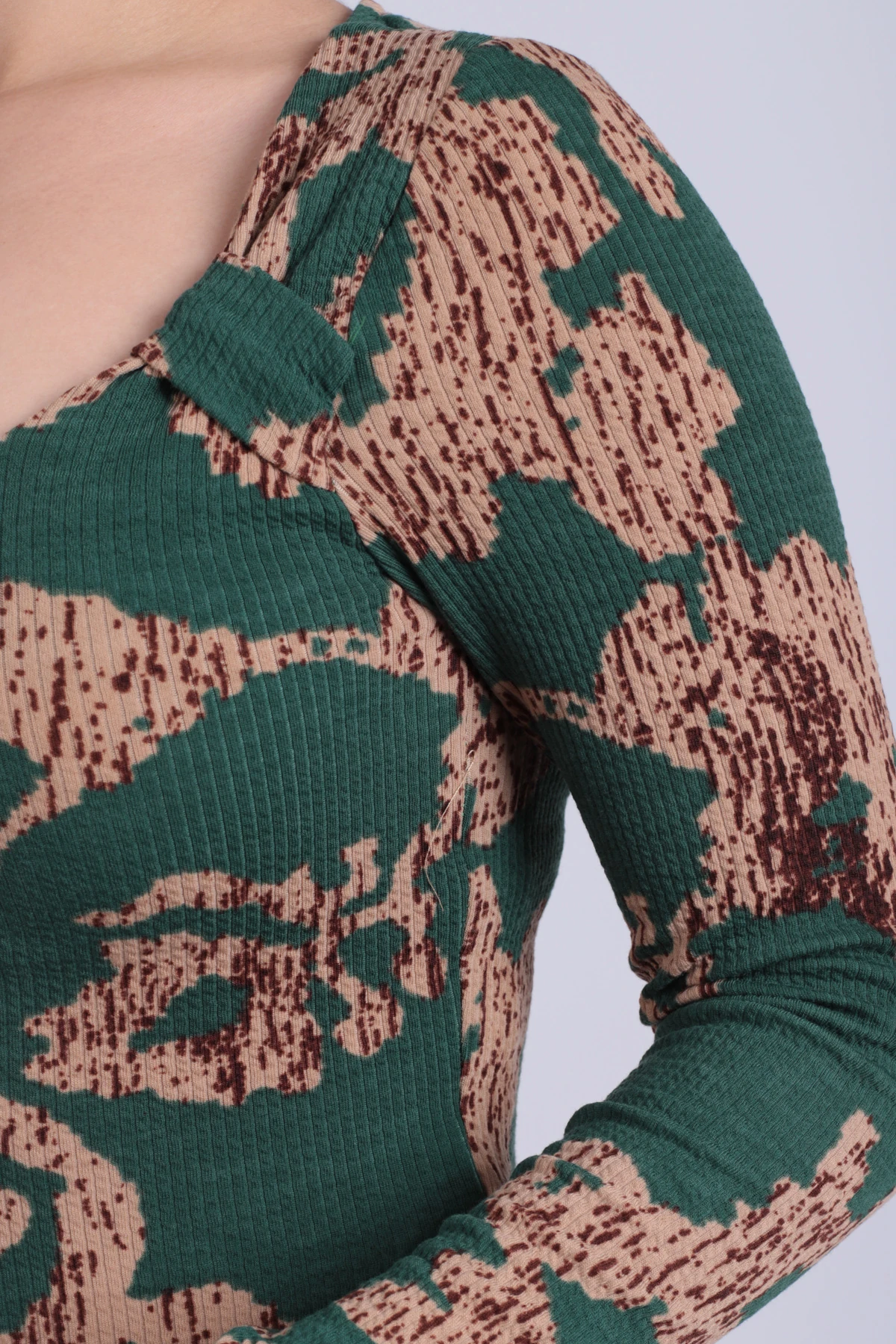 Kadın Yeşil-Bej Asimetrik Yaka Detaylı Bluz ARM-26K001046