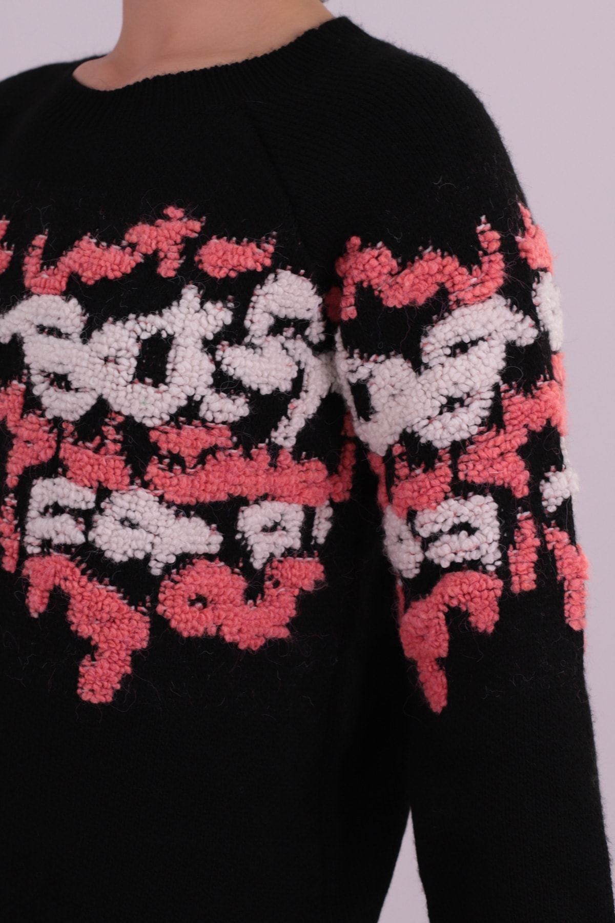 Kadın Siyah Önü Kabartmalı Desen Triko Kazak ARM-26K136018