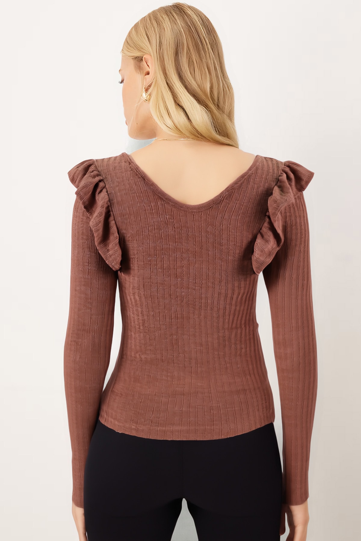 Kadın Açık Kahve V Yaka Fırfır Detaylı Yumuşak Dokulu Bluz ARM-26K001045