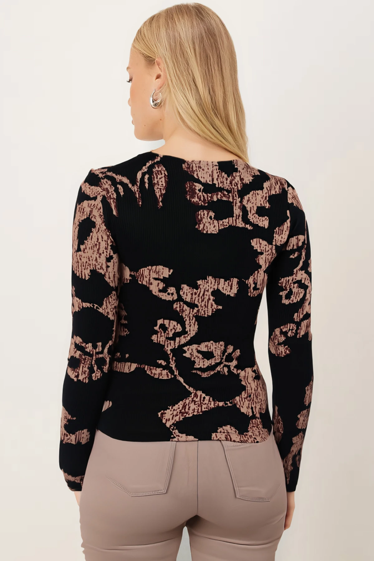 Kadın Siyah-Bej Asimetrik Yaka Detaylı Bluz ARM-26K001046