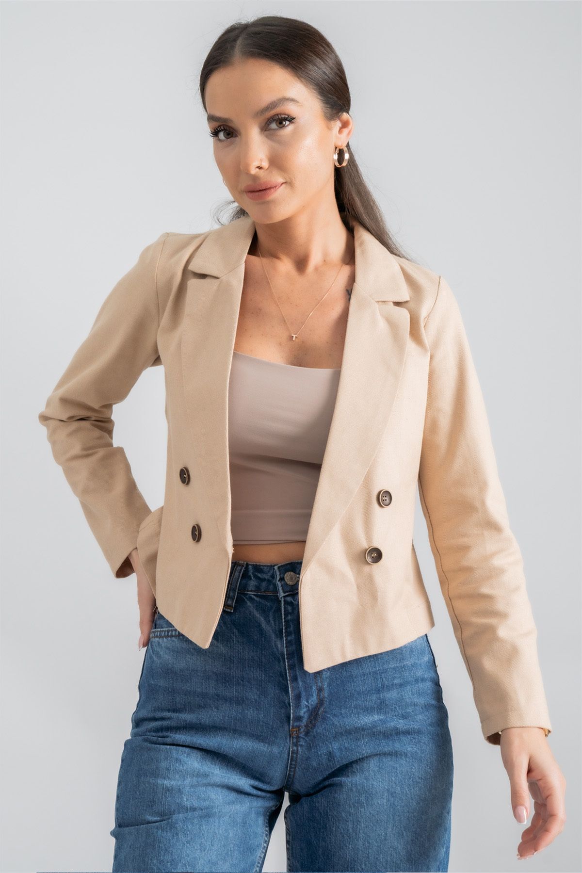 Kadın Bej Kruvaze Yaka Gabardin Crop Ceket ARM-24Y001010