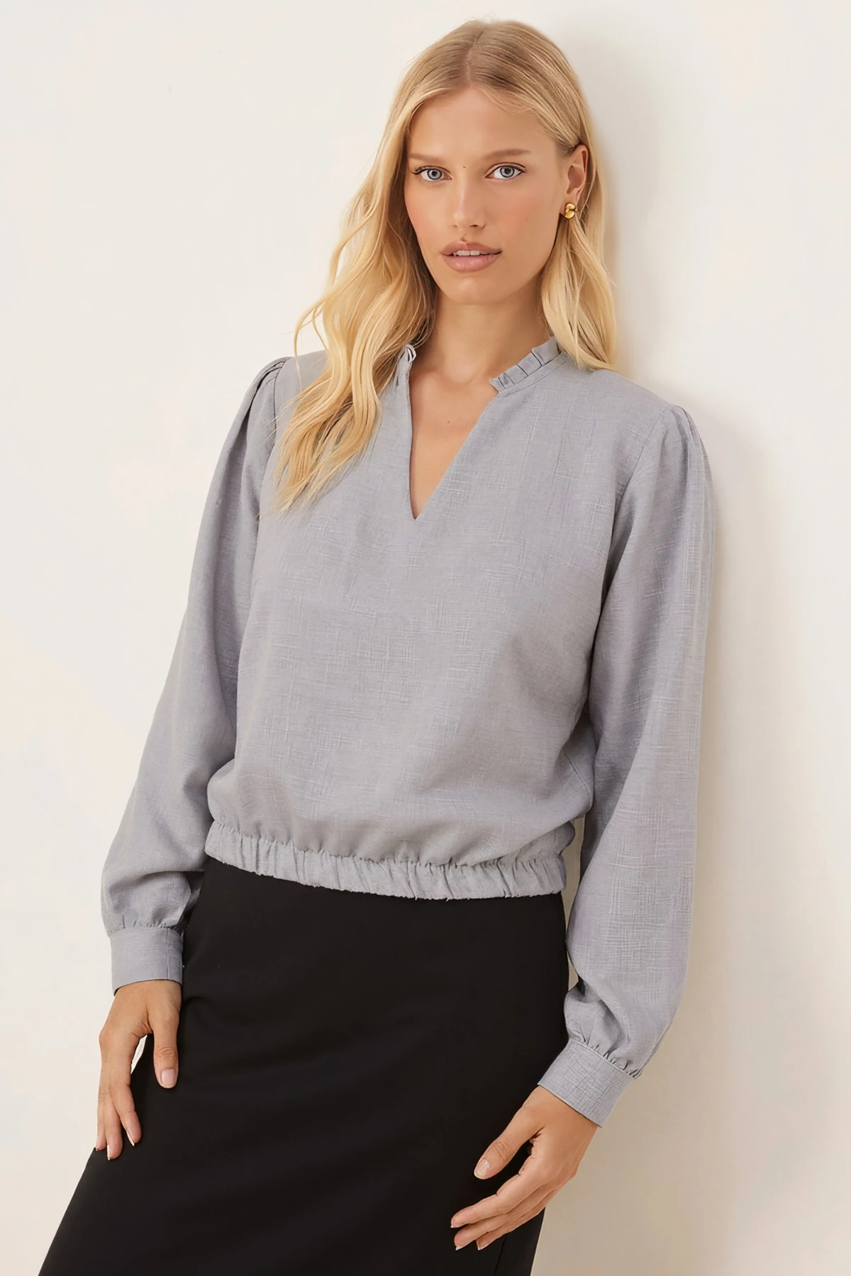 Kadın Gri V Yaka Yakası Pile Detaylı Beli Lastikli Manşetli Bluz ARM-26K001020