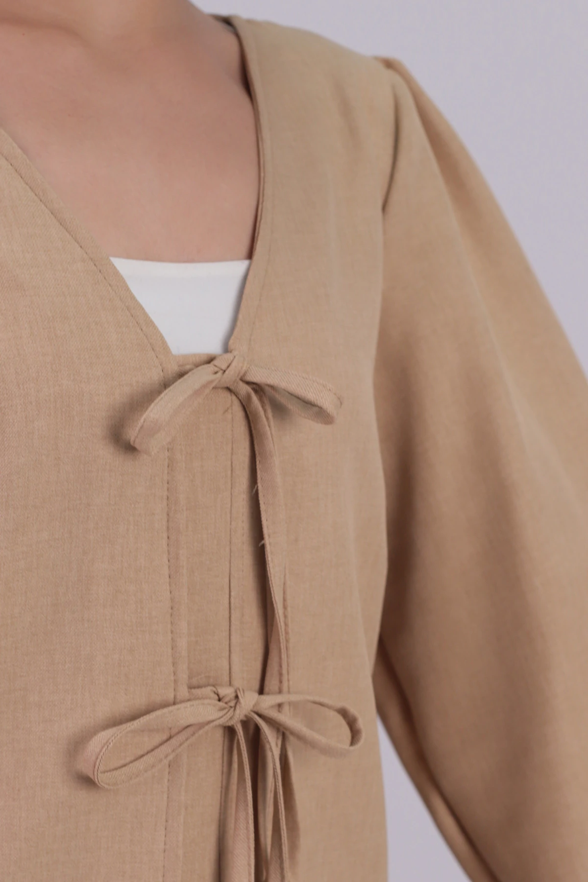 Kadın Bej Önden Bağlamalı Etek Ucu Fırfırlı Kolları Lastikli Bluz ARM-26K001019