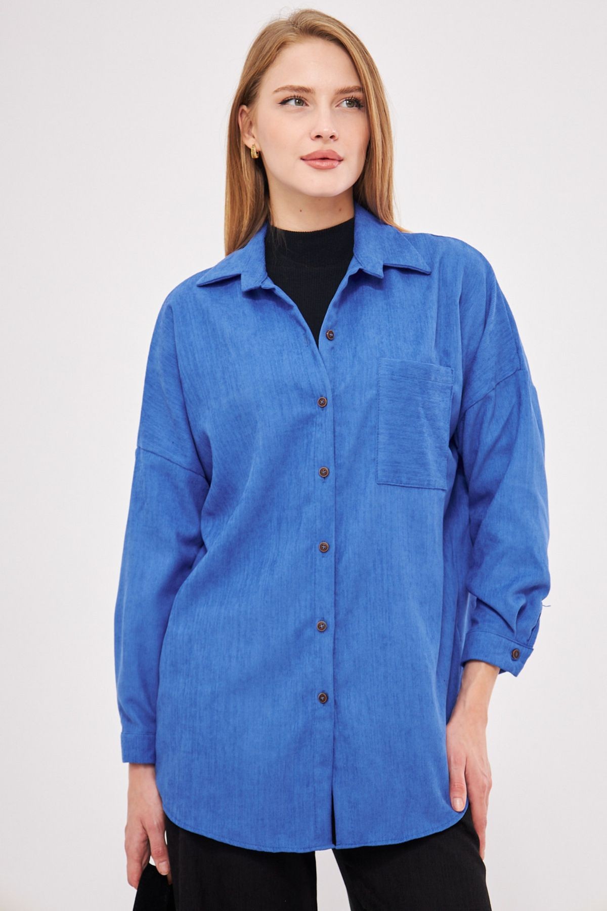 Kadın Mavi Cepli Oversize İnce Fitilli Kadife Gömlek ARM-24K001076