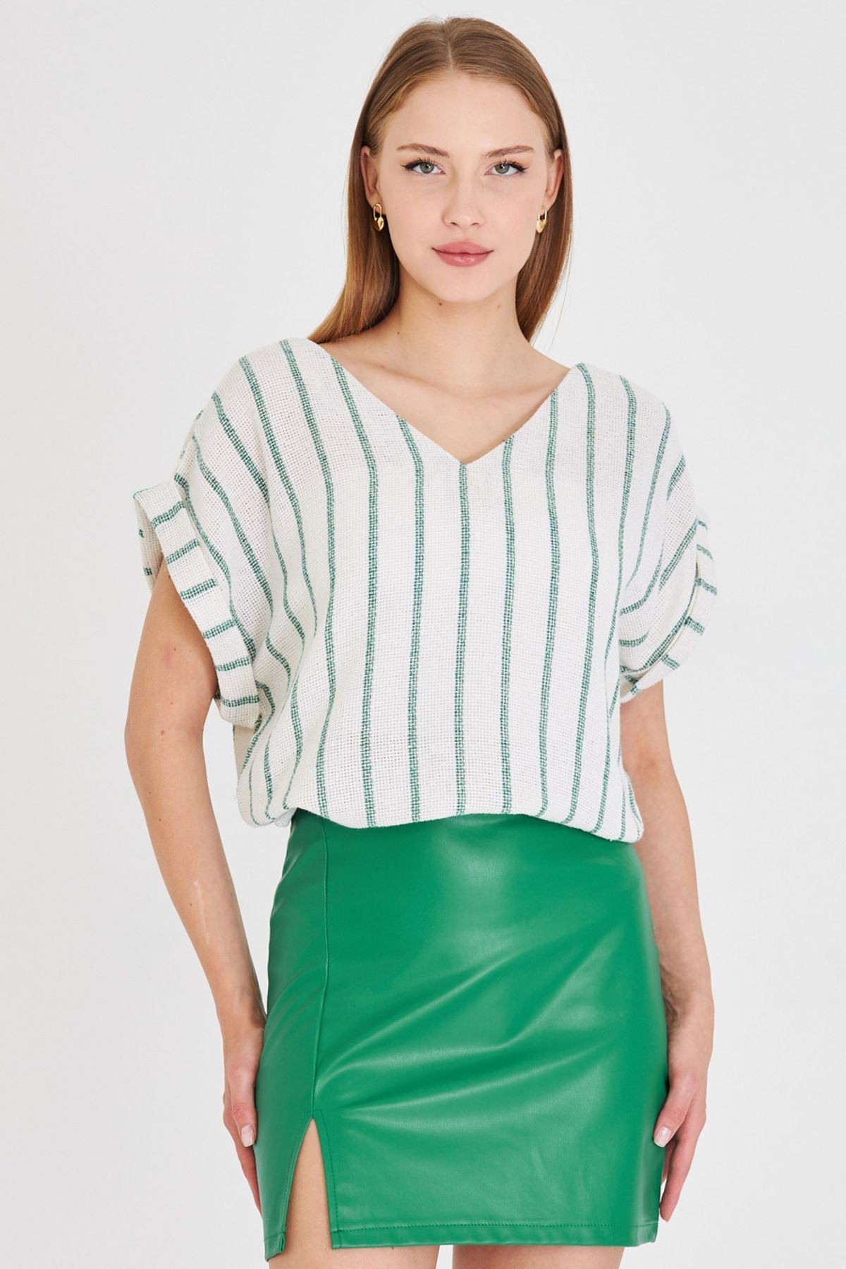Kadın Koyu Yeşil V Yaka Yanları Yırtmaçlı Arkası Uzun Duble Kol Detaylı Oversize Bluz ARM-25Y001056