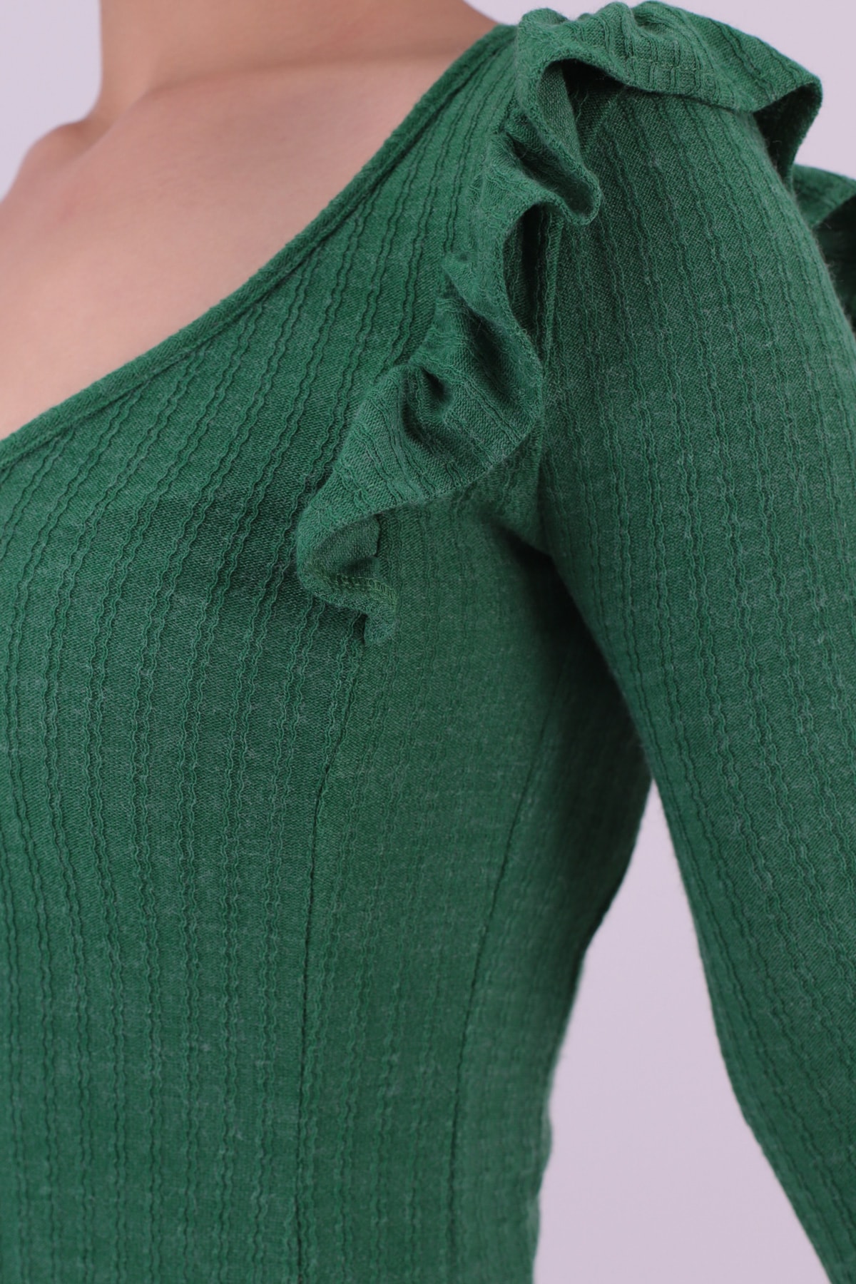 Kadın Yeşil V Yaka Fırfır Detaylı Yumuşak Dokulu Bluz ARM-26K001045