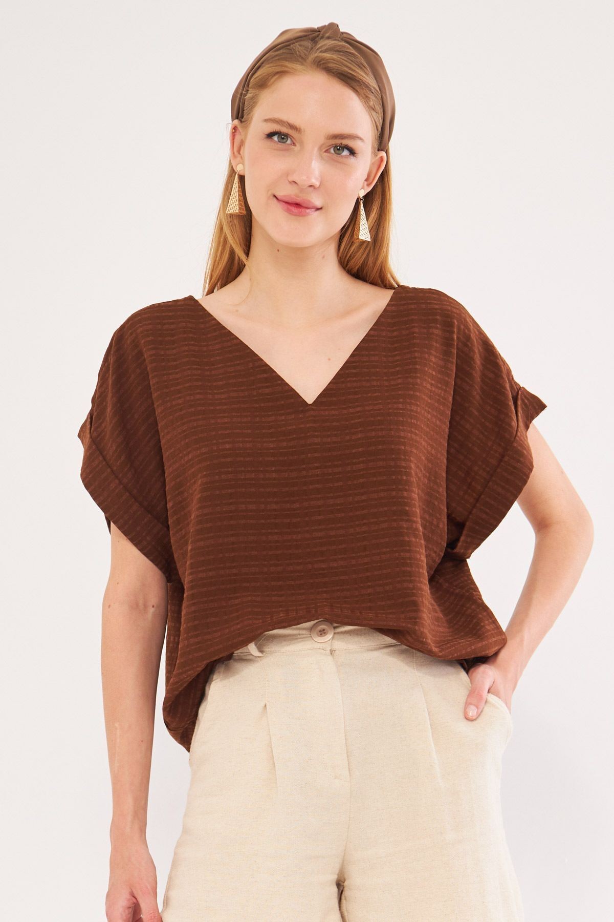 Kadın Kahve V Yaka Yanları Yırtmaçlı Arkası Uzun Duble Kol Detaylı Oversize Bluz ARM-24Y001074